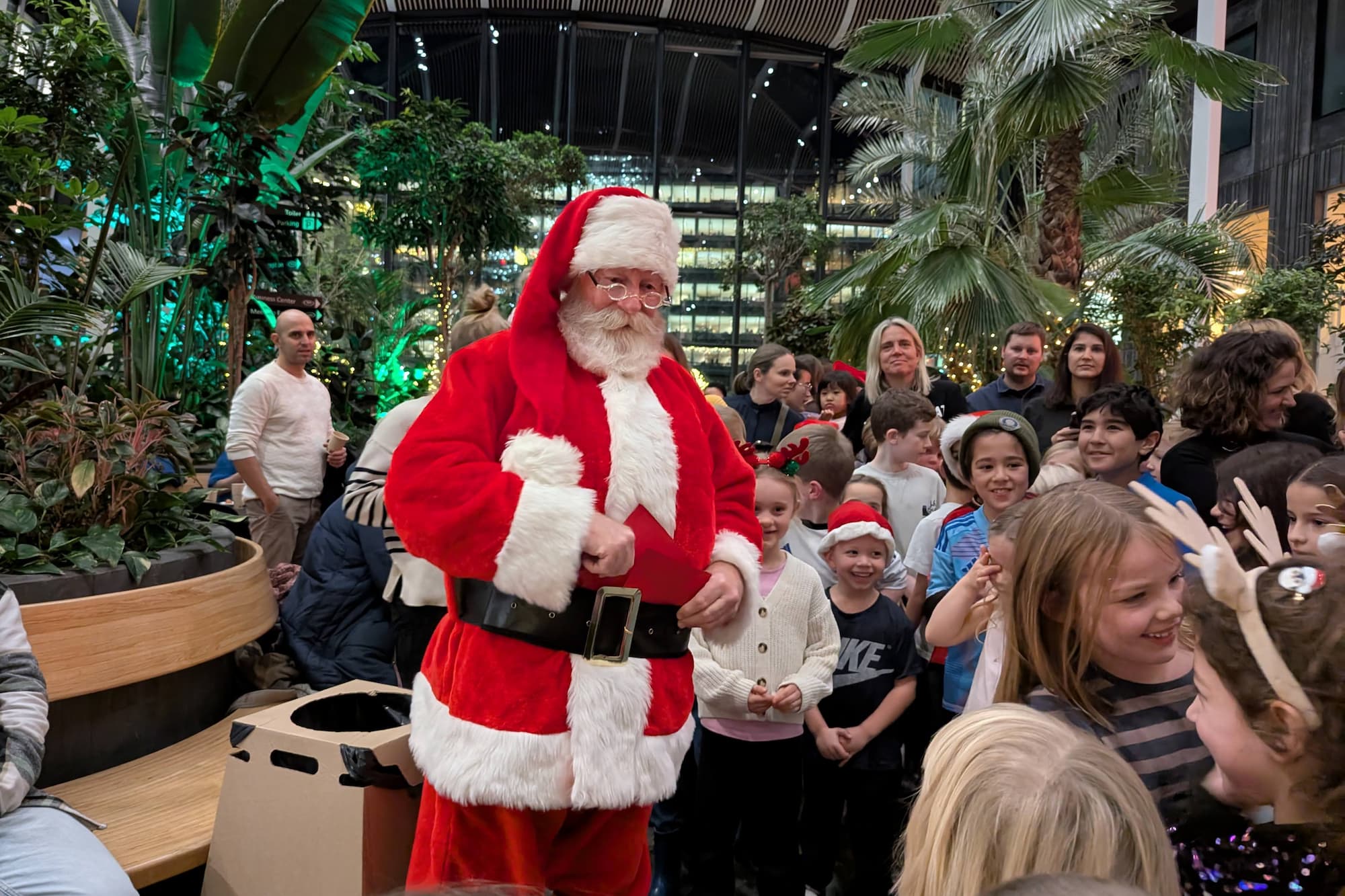 Undervejs dukkede Julemanden op og sang og dansede med børnene. Han fik også et hjemmelavet julekort med hjem til Fru Julemand.