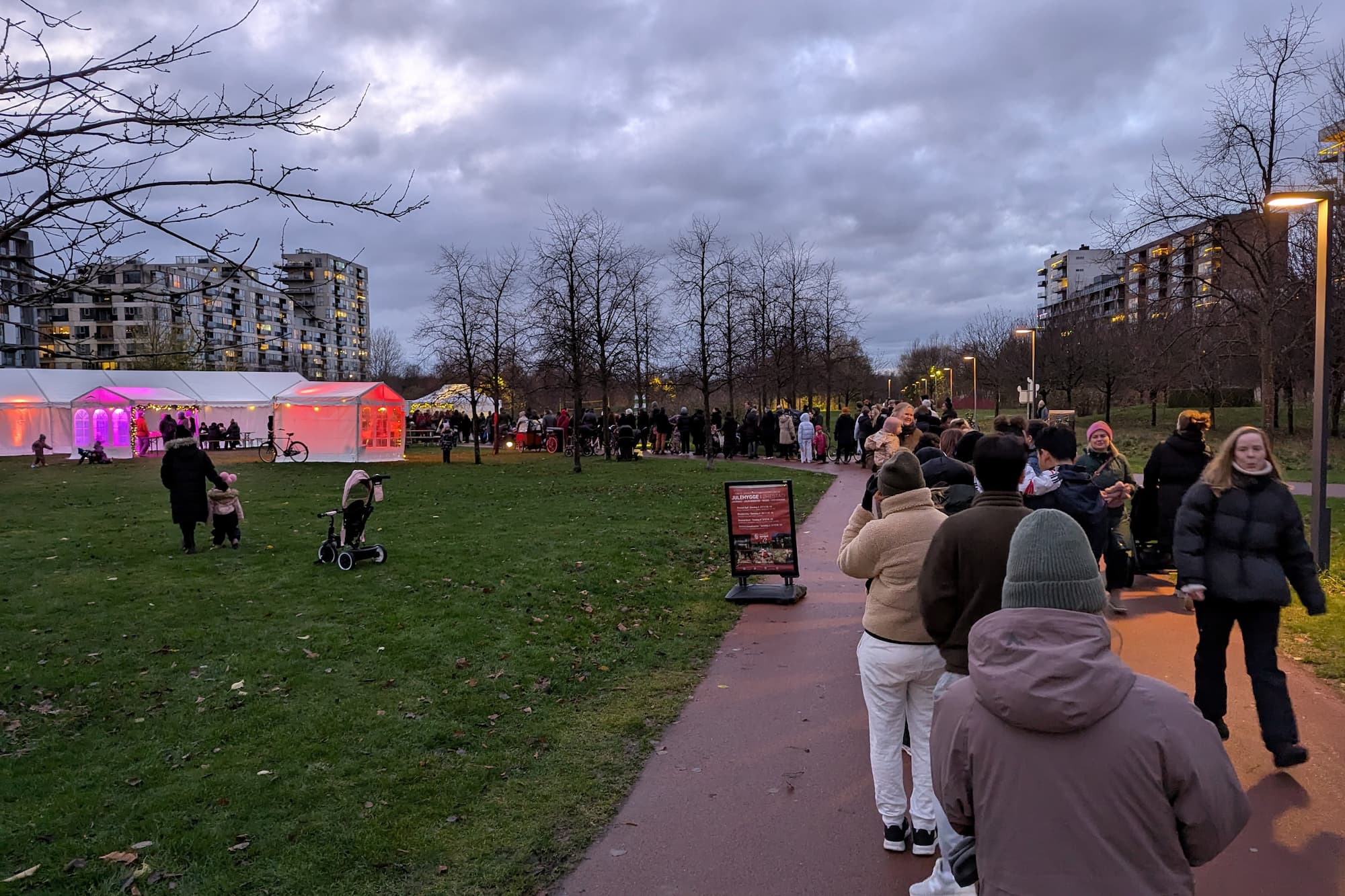 Julearrangementet er populært. Grundejerforeningen Ørestad City stod klar med 600 juleboller fra Andersen Bakery og uanede mængder æblegløgg fra Bella's Coffee Lab - og alt blev udsolgt!