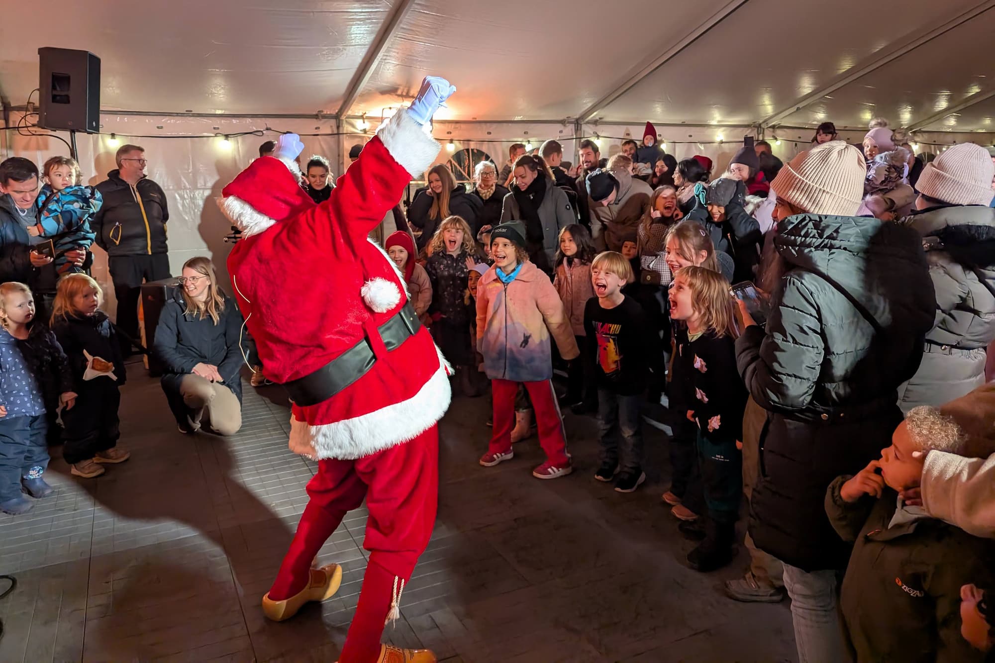 Julemanden blev mødt af et kollektivt urskrig fra de mange fremmødte børn, der måtte kunne høres i Dragør.