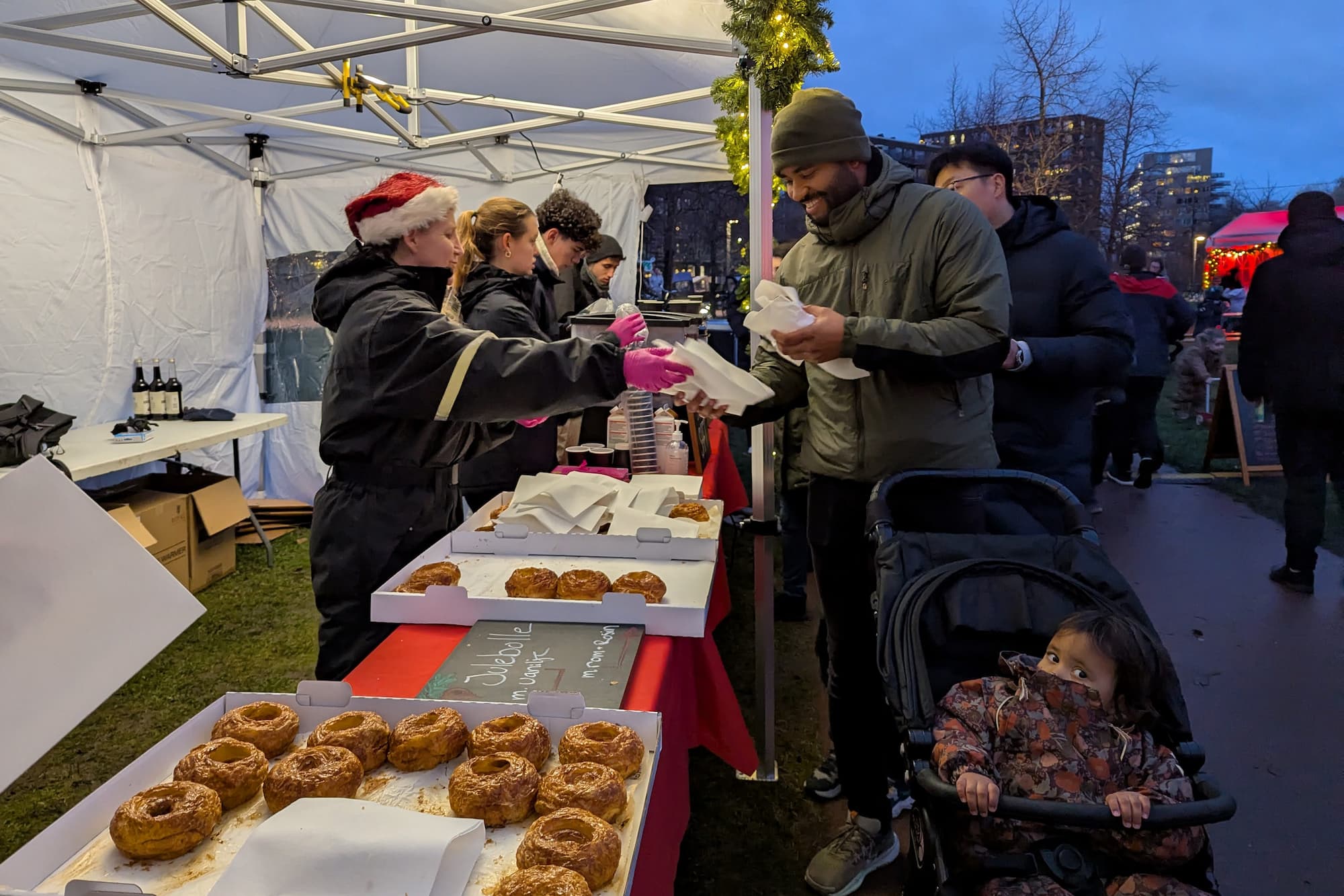 Grundejerforeningen Ørestad City stod klar med 600 juleboller fra Andersen Bakery og uanede mængder æblegløgg fra Bella's Coffee Lab - og alt blev udsolgt!