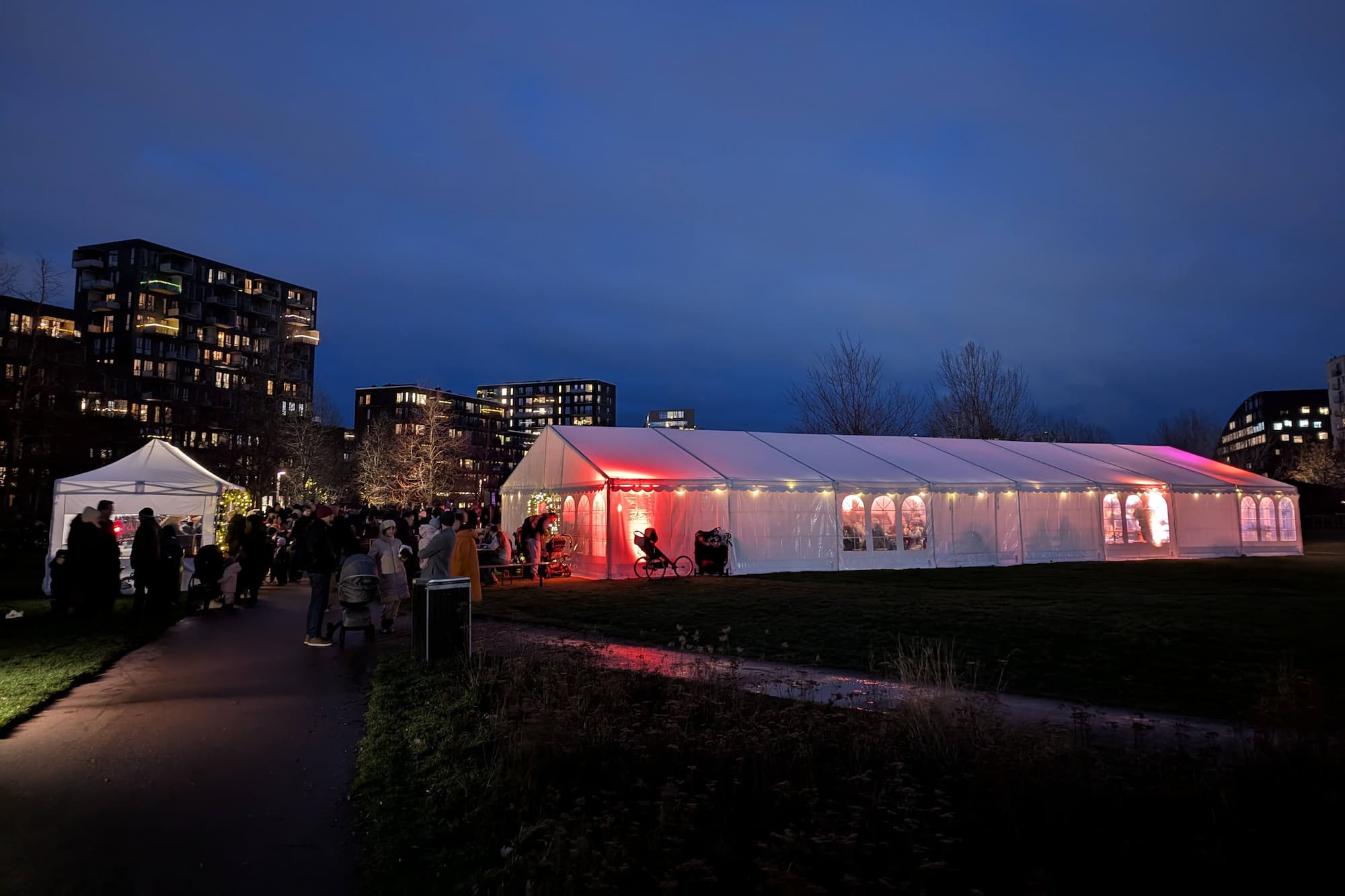 Inde i teltet var der bl.a. arrangeret julekoncert og folkedans.