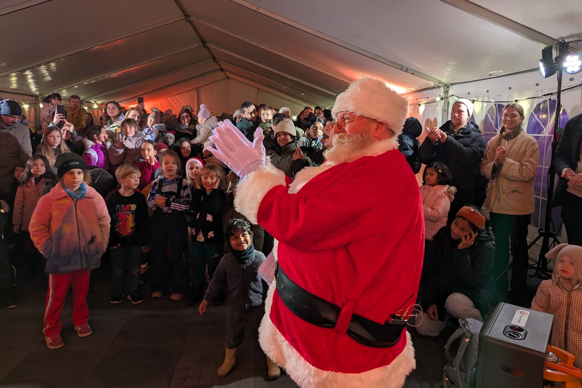 Pludselig dukkede Julemanden op i teltet.