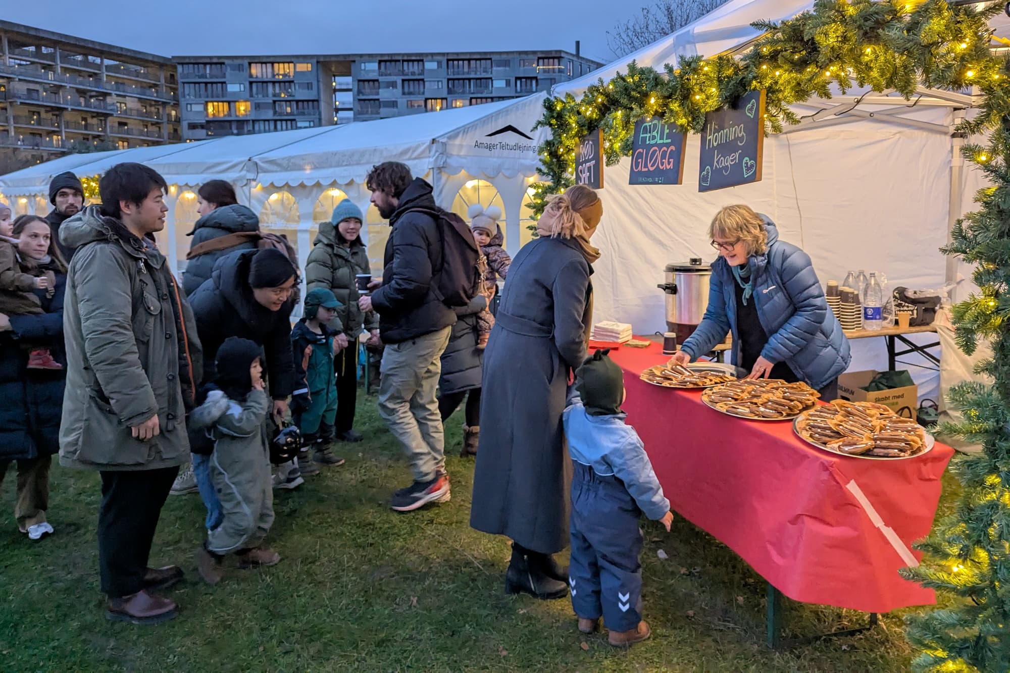 Maria Bruun havde i dagens anledning lavet hjemmelavet ablegløgg og bagt fadevisaf honninghjerter, der alle blev revet væk.