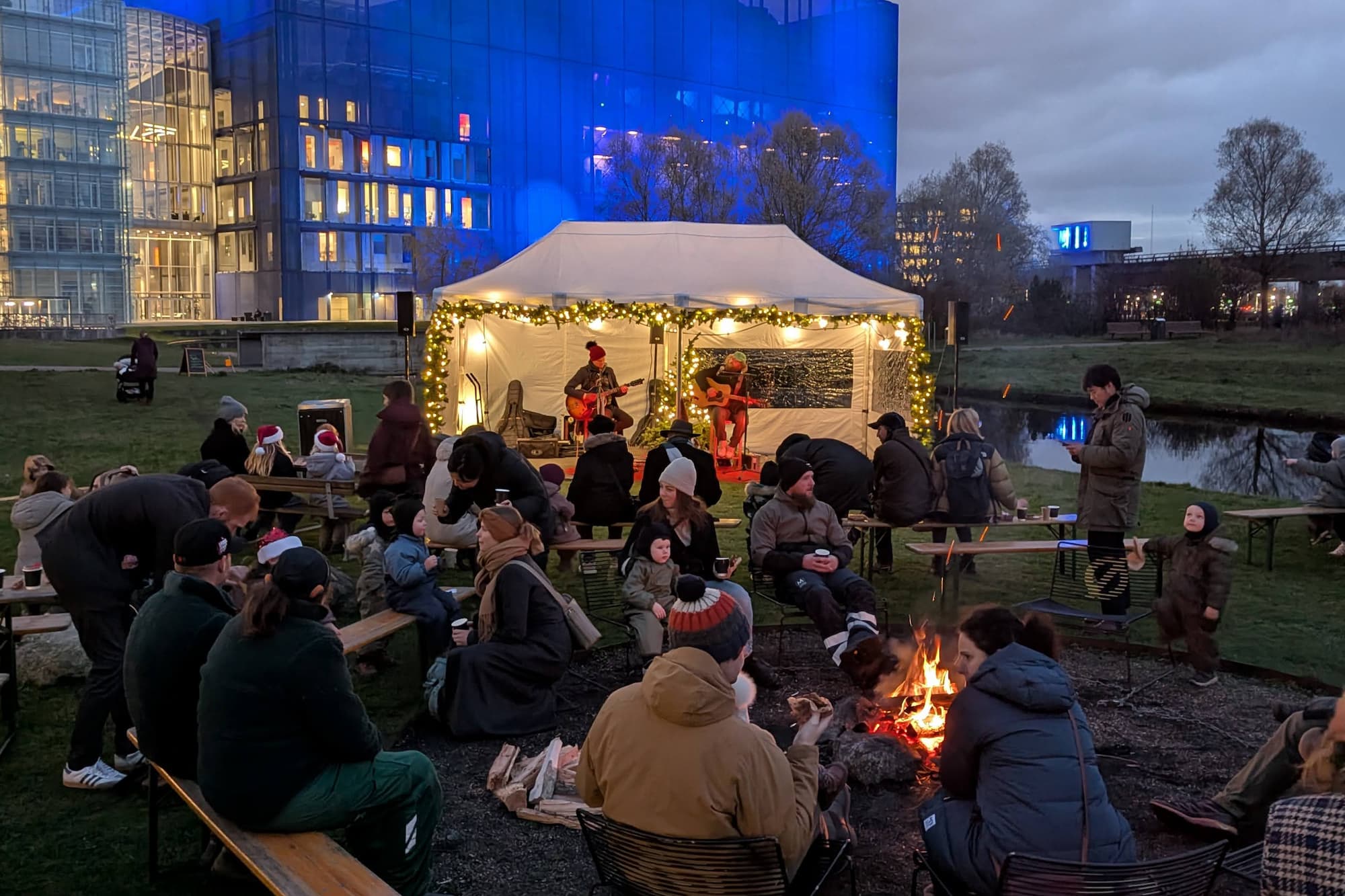 Imens fyldte Aggerbæk & Jepsen parken med alle tiders bedste julesange. Glædelig jul, og godt nytår.