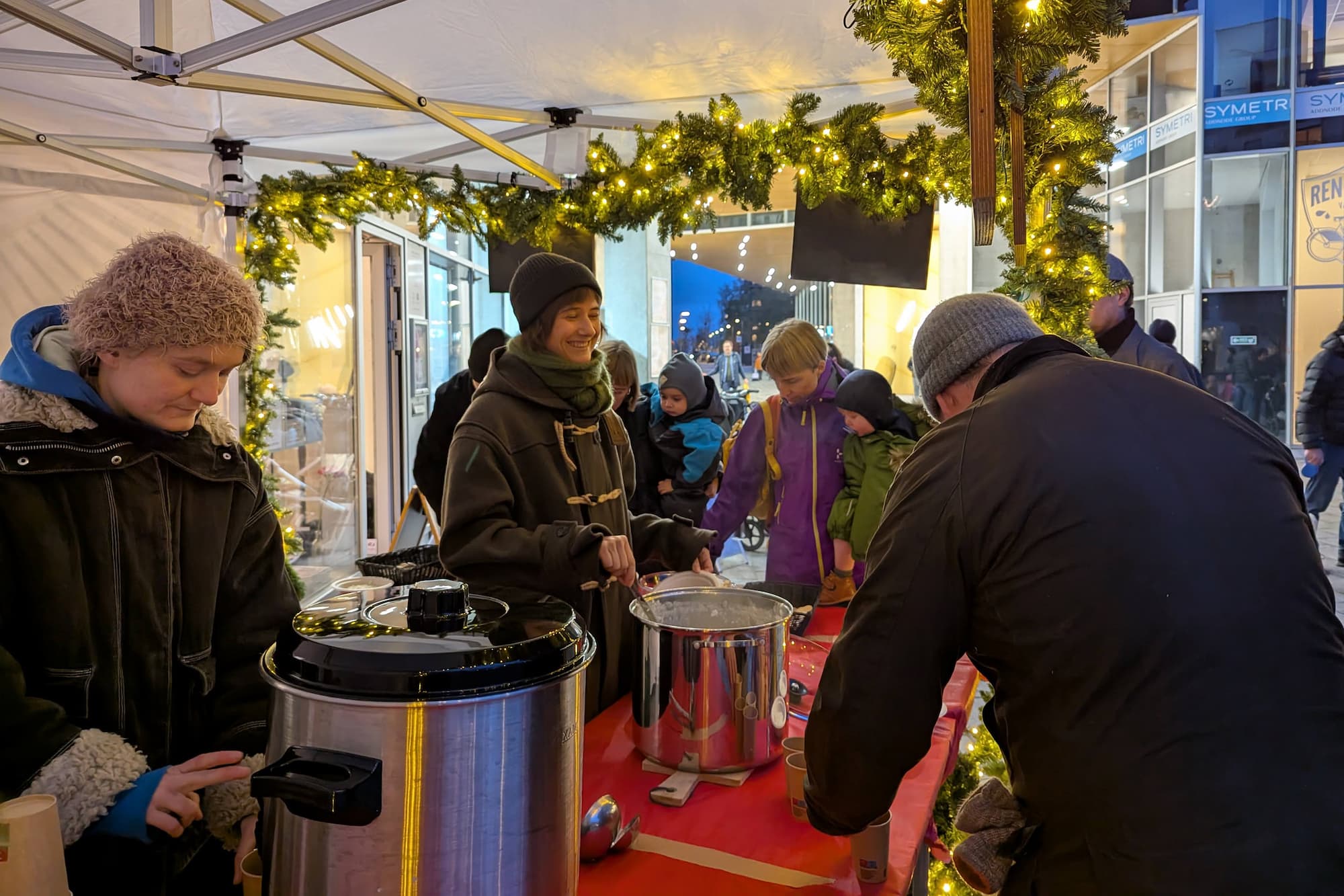 Servering af risengrød og æblegløgg til Grundejerforeningen Ørestad Syds julearrangement i Kirken i Ørestad.