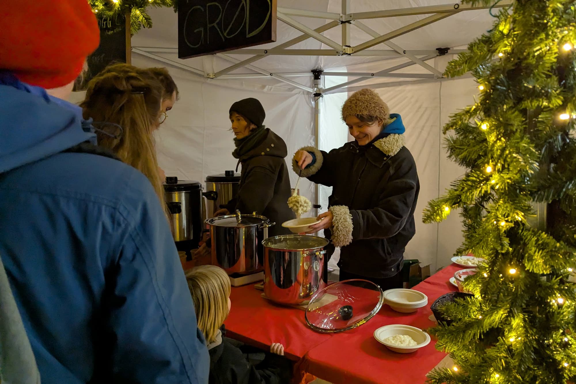 Servering af risengrød og æblegløgg til julehygge i Ørestad Syd.