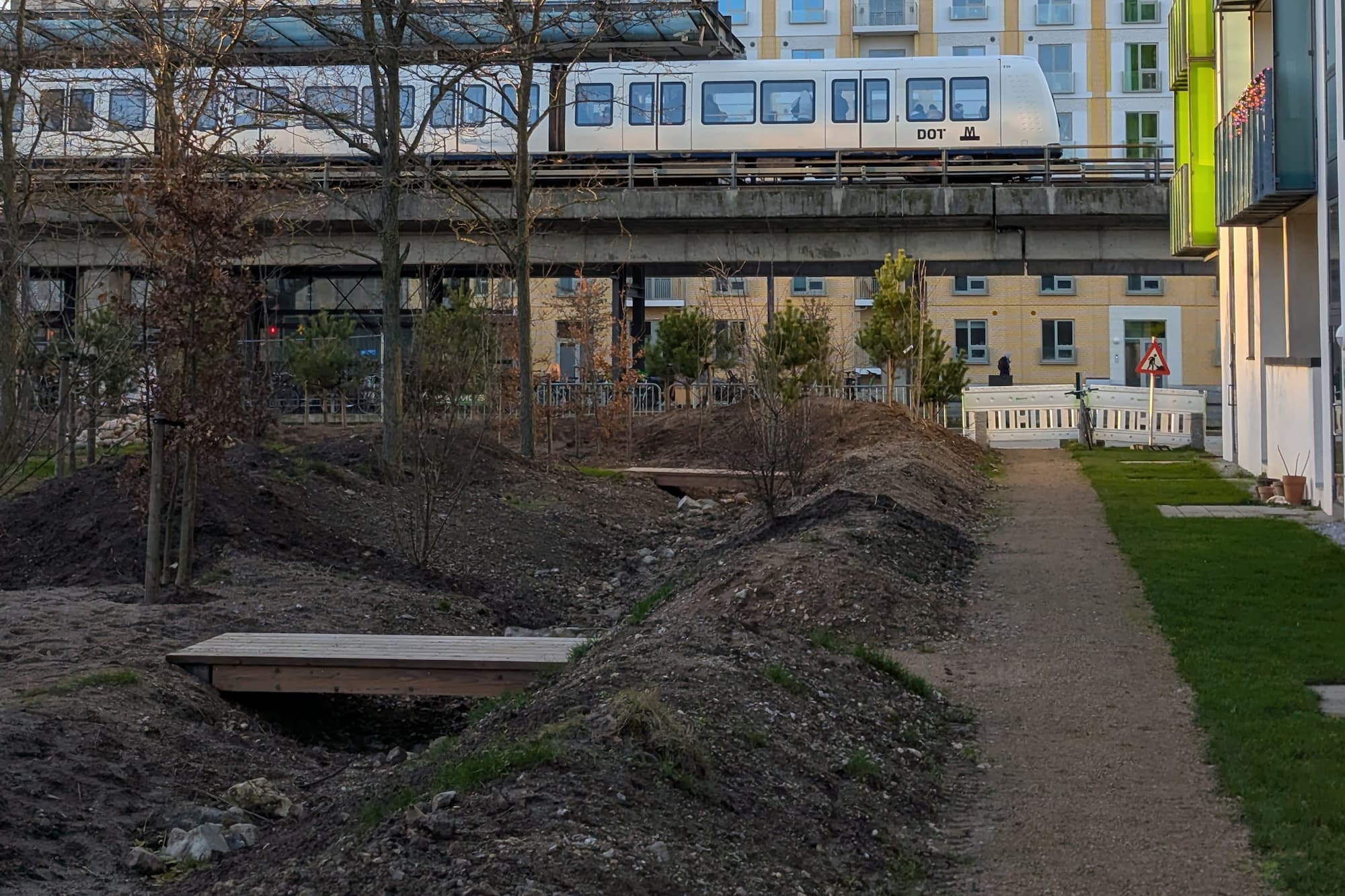 I Bellahusparken ved Bella Center St. har Ørestad City anlagt en grøft med natursten samt træbroer, der giver adgang til parkens kerne. 125 nye træer er plantet.