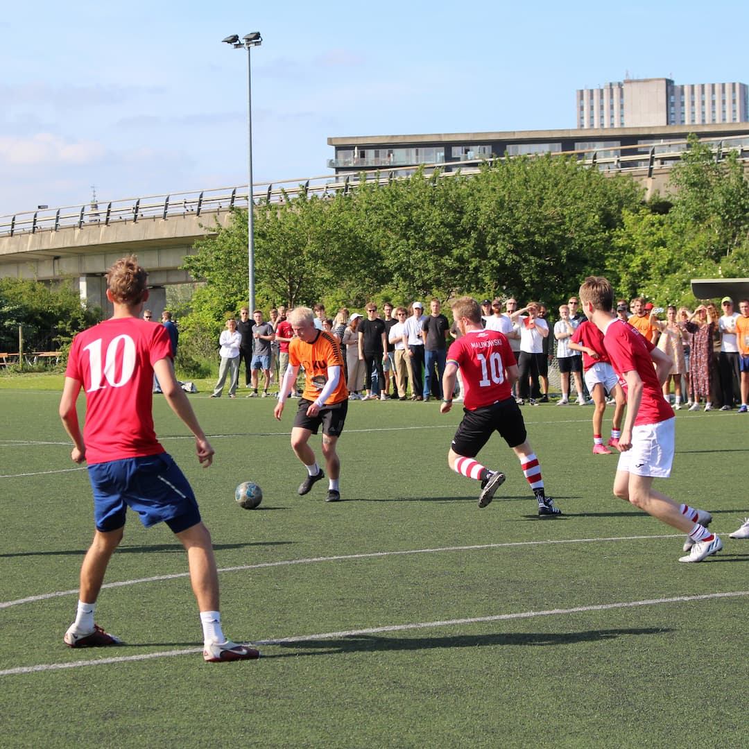 Universitetsfodbold på kunstgræsbanen i Ørestad Nord. Der er nu åbent for ansøgninger om fast spilletid på banen.