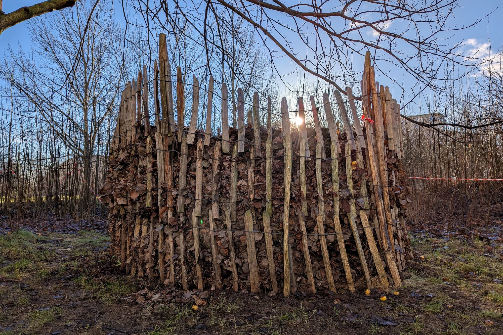 Bladtårn i Byparken. Over tid bliver kvas og blade nemlig til muld, som Ørestads anlægsgartnere bruger til jordforbedring.