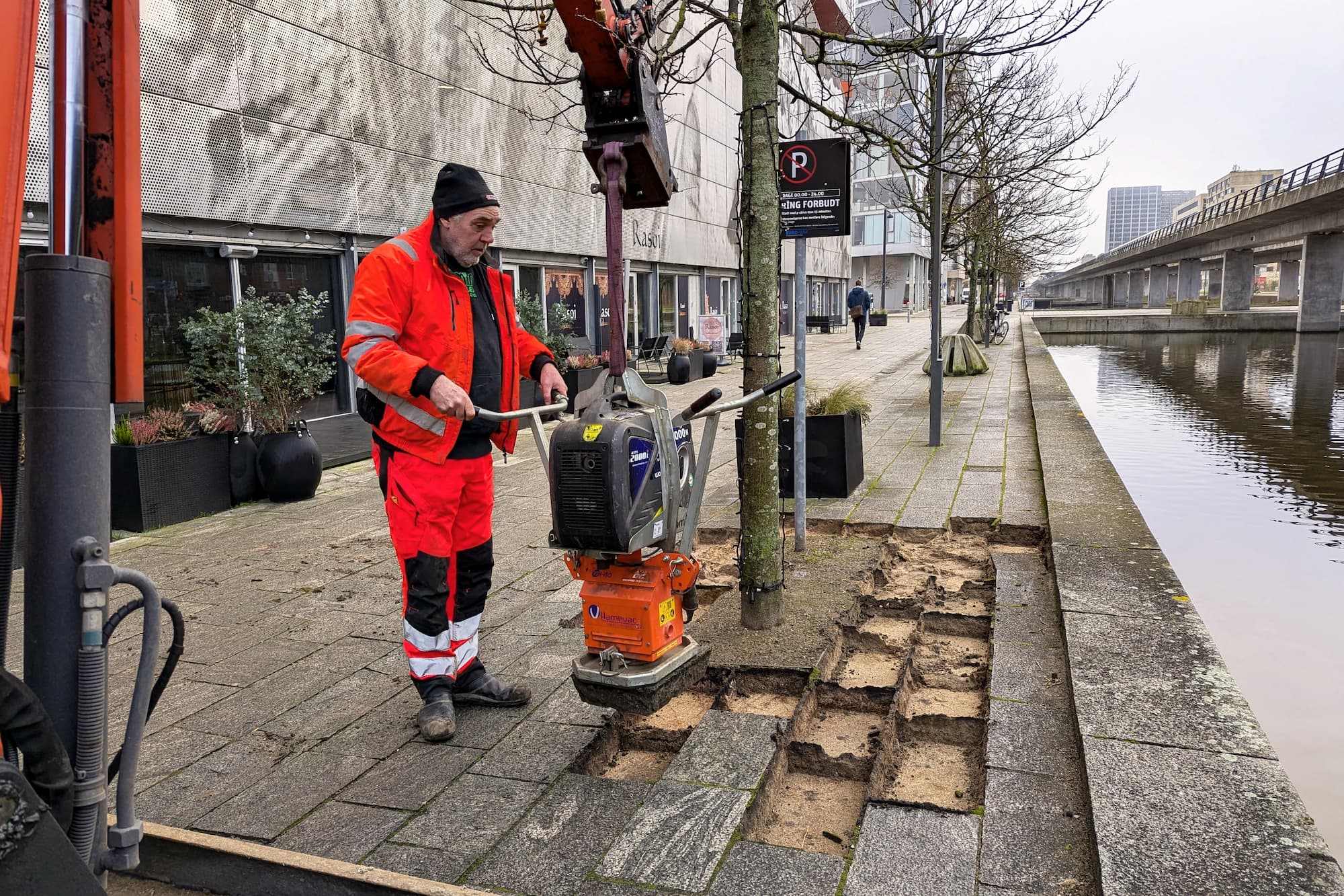 Der bliver gjort plads til et blomsterbed foran Bjerget.