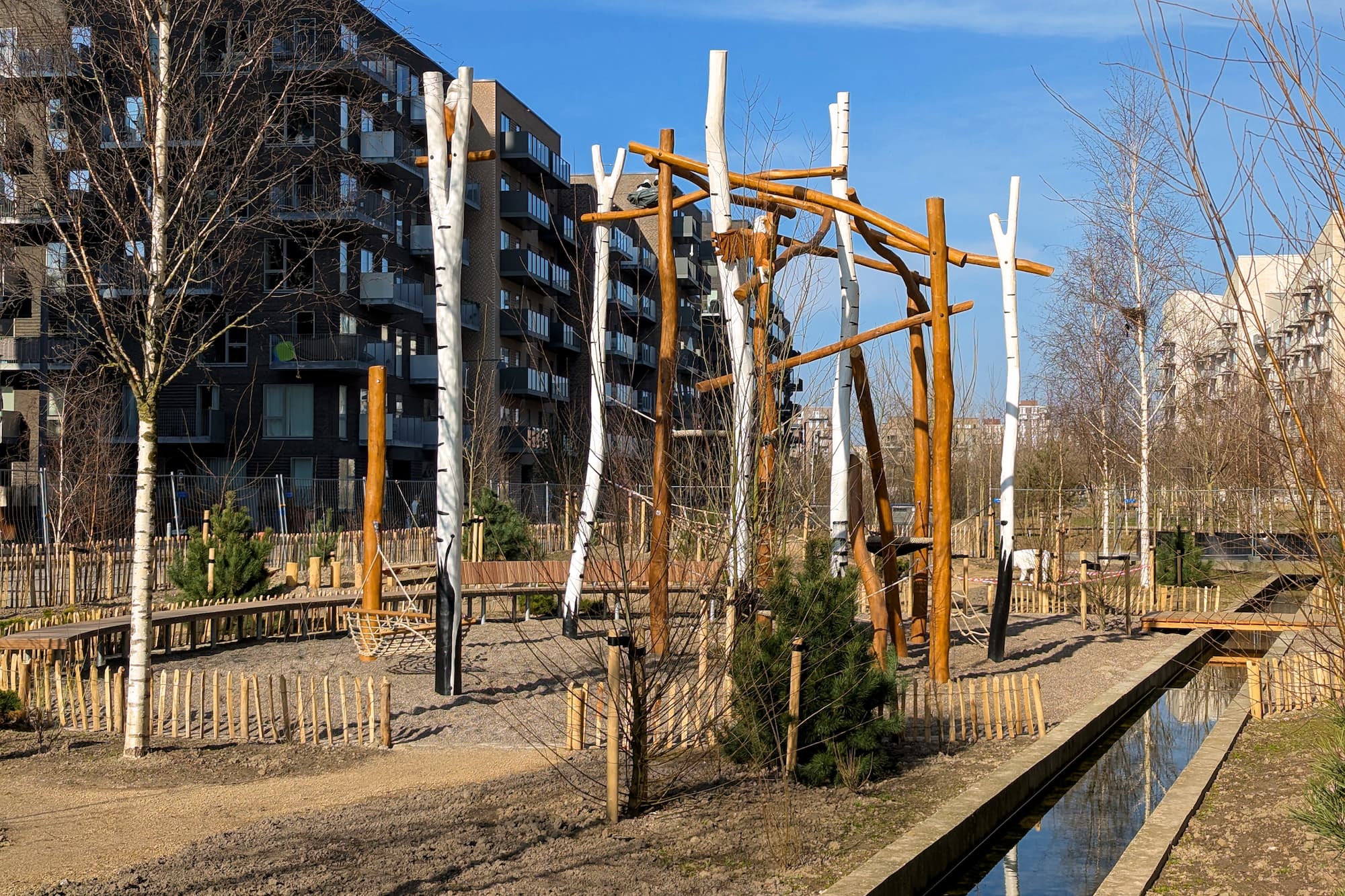 Skovrummets legeplads er inddelt i flere legeområder inspireret af fælledens natur og dyreliv. Her er for eksempel "Ørnereden".