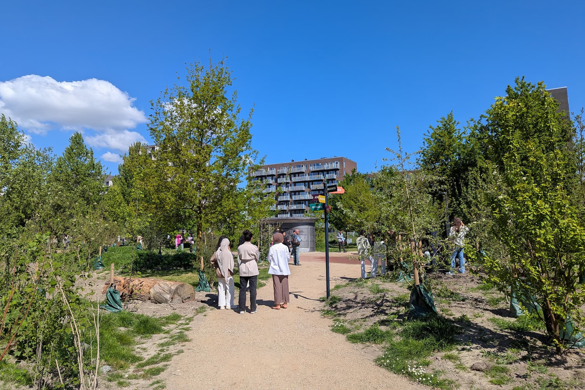 Byparken Sydøst og Bellahusparken ved Bella Center St. åbner officielt lørdag den 14. juni, hvor der vil være skattejagt, musik, krea-workshop og gratis kaffe - for ikke at tale om Københavns længste loppemarked i Sivegaden!