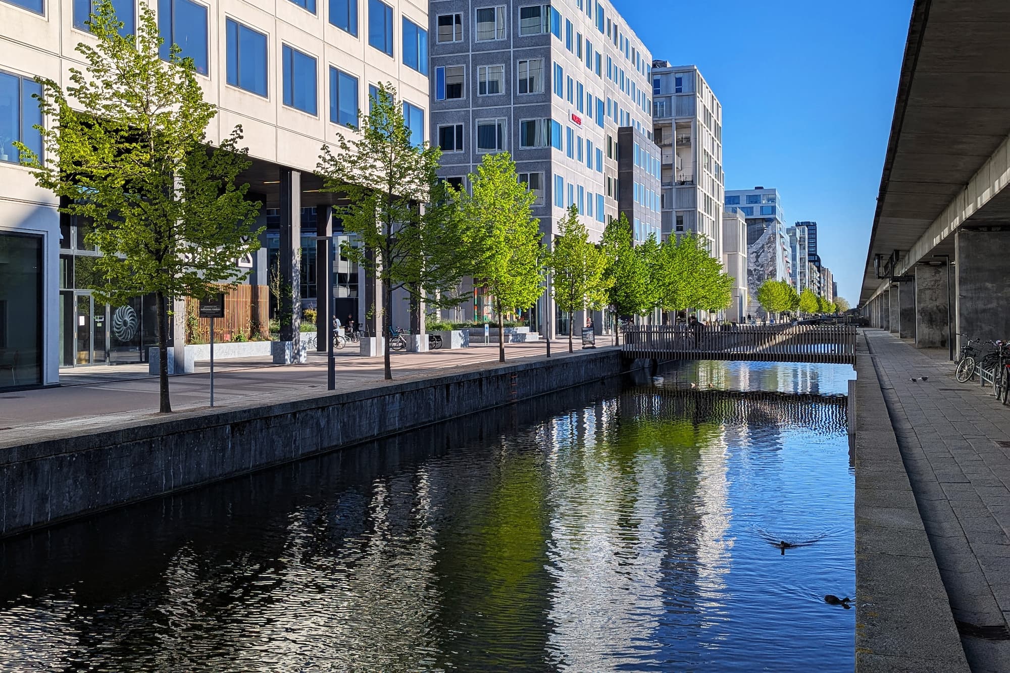 14 baljer er sat i hovedkanalen i Ørestad City.