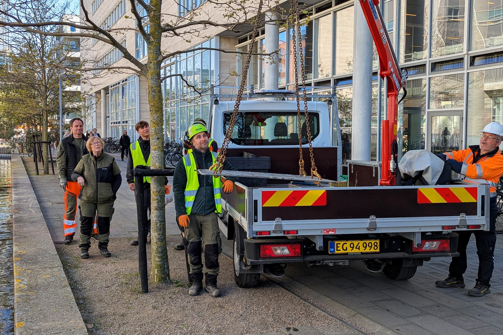 En lille ladbil med kran hjalp med at få de tunge baljer ned i vandet.