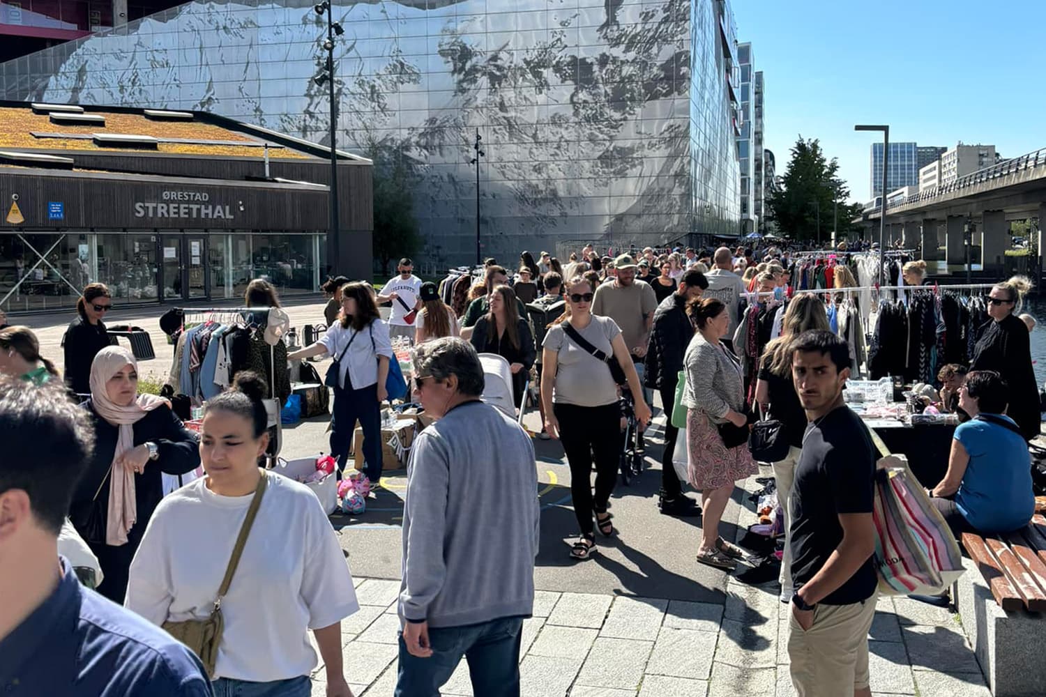 Københavns længste loppemarked i Sivegaden i Ørestad City.