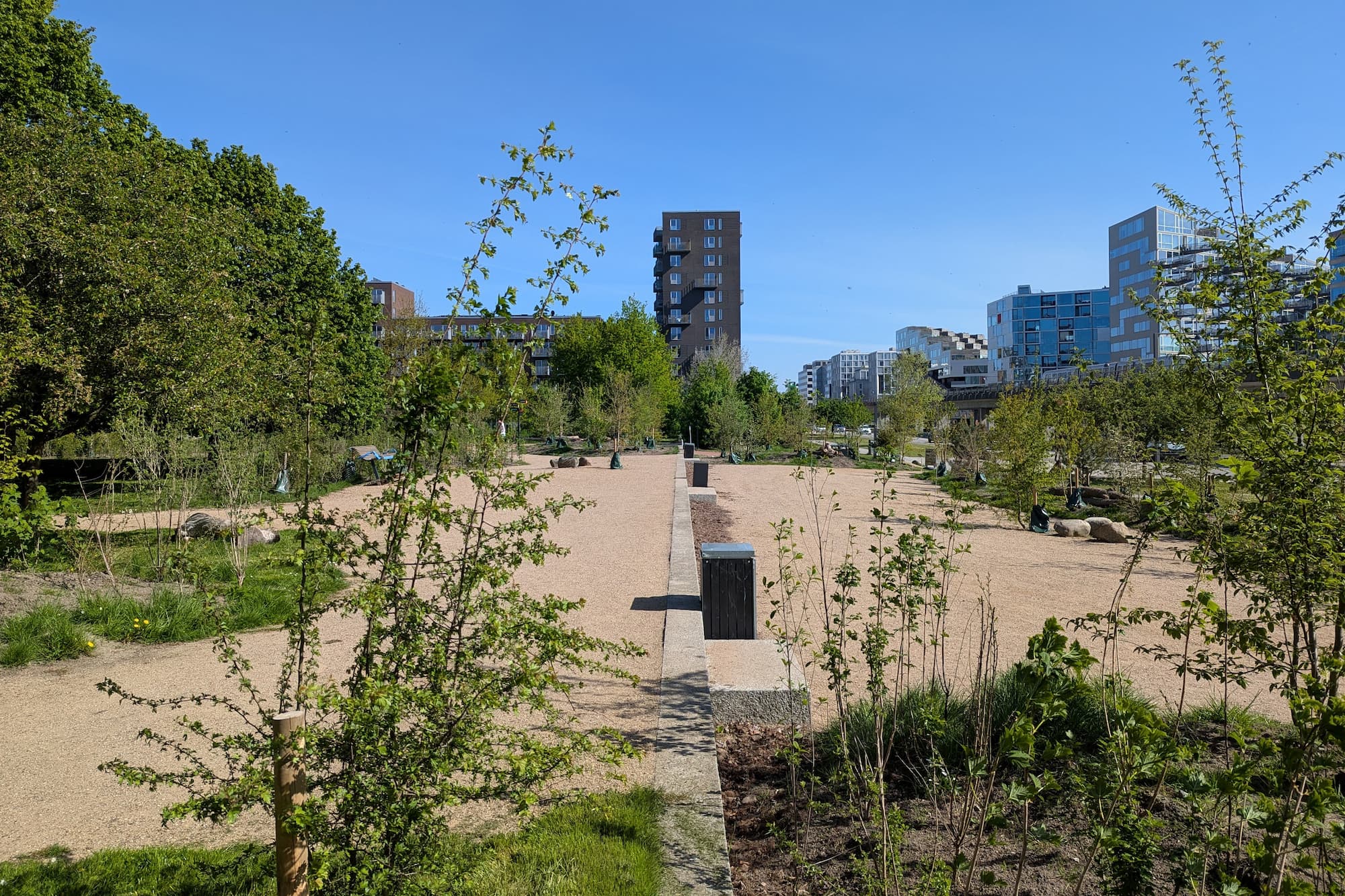 Byparken Sydøst og Bellahusparken ved Bella Center St. åbner officielt lørdag den 14. juni, hvor der vil være skattejagt, musik, krea-workshop og gratis kaffe - for ikke at tale om Københavns længste loppemarked i Sivegaden!