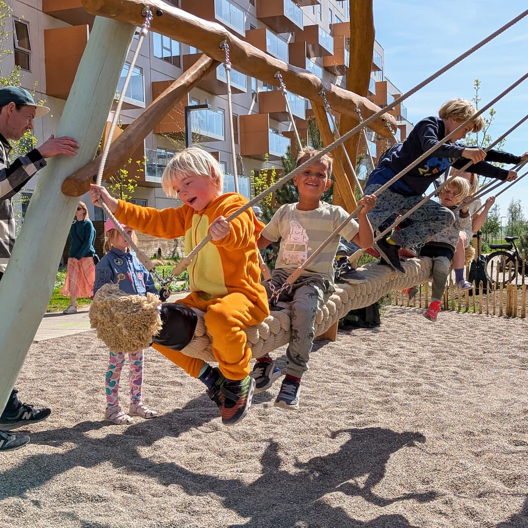 Grundejerforeningen Ørestad Syds nye byrum - legepladsen i Skovrummet og petanquebanen i Parkrummet - er officielt åbnet.