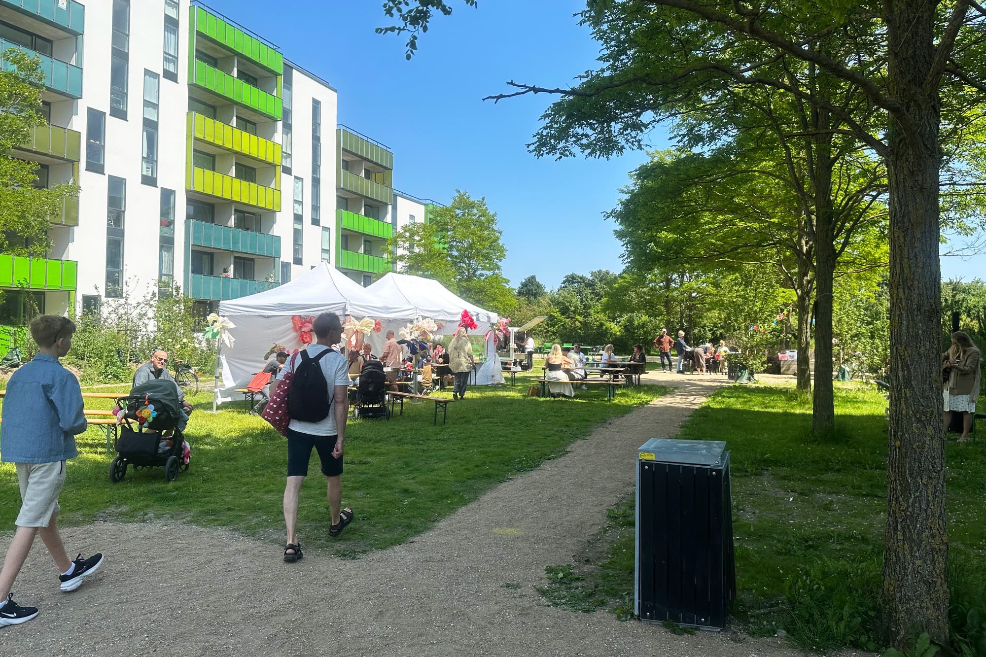 Bellahusparken blev oprindeligt etableret i 2011, men i 2025 fik den en grøn makeover. Grundejerforeningen valgte i den forbindelse at beholde legepladsen, som her kan ses i baggrunden.