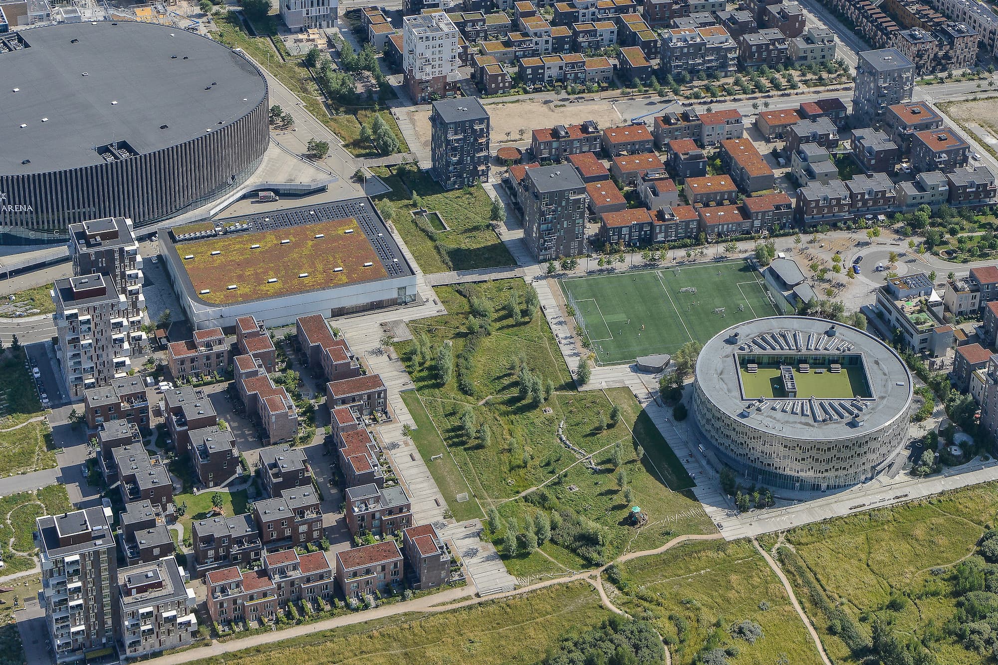 Byfælleden kiler sig ind mellem bygningerne i Ørestad Arenakvarter.