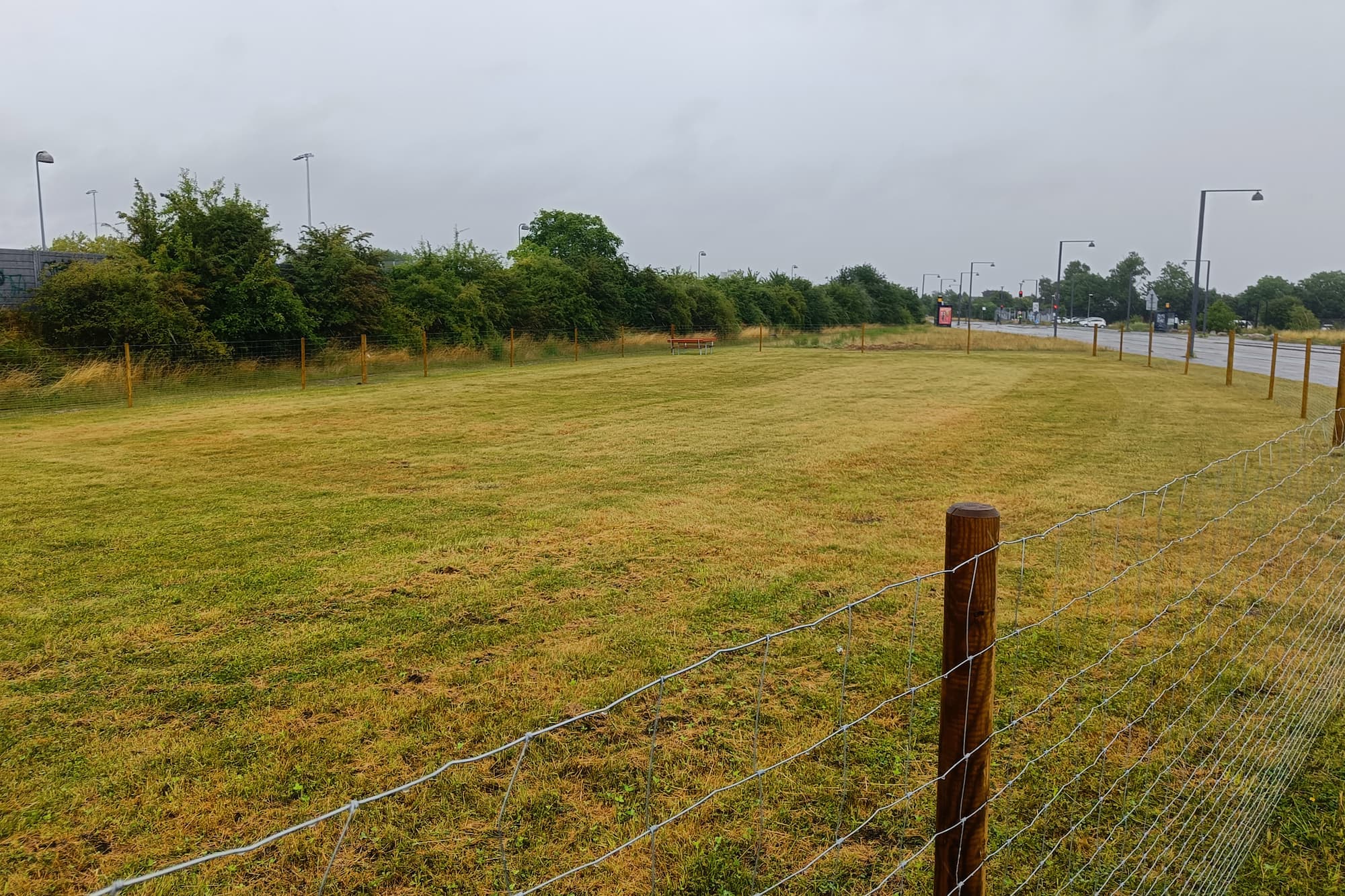 I Ørestad Syd er hundegården etableret på græsarealet syd for Vestamager St., hvor Ørestads Boulevard bliver til Otto Baches Allé.