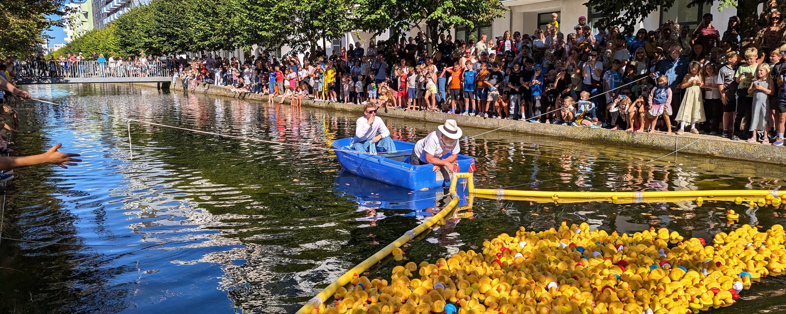 Tak for en fantastisk Søfest! Det gik vildt for sig, da både børn og voksne heppede på de knap 1.000 gule, hvide og blå badeænder, der dystede i Ørestad Syds legendariske Anderæs.