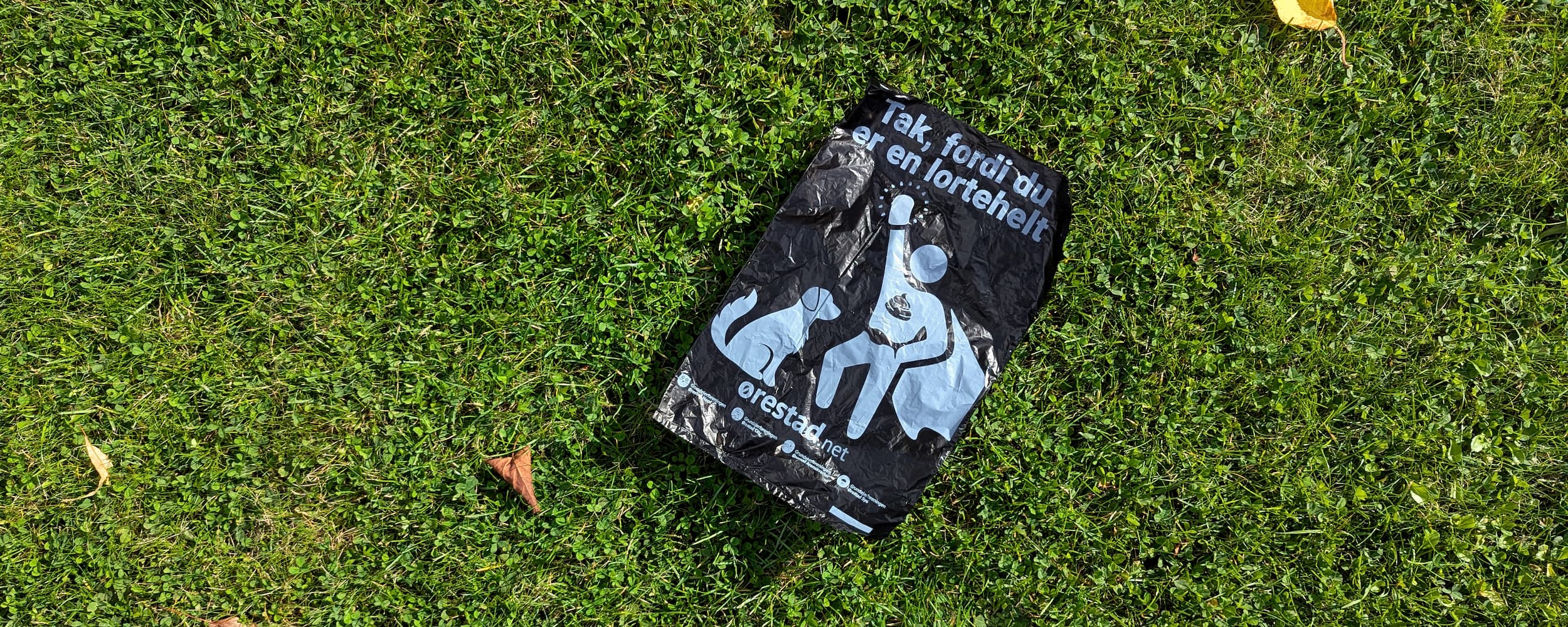 Har man ikke fået hundeposen med på turen, stiller grundejerforeningerne i Ørestad hundeposer til rådighed for hundeejere 70 steder i bydelen. Når man samler op efter sin hund, er man en del af superhelteholdet over dem alle: Lorteheltene, der hjælper med at holde bydelen lortefri.