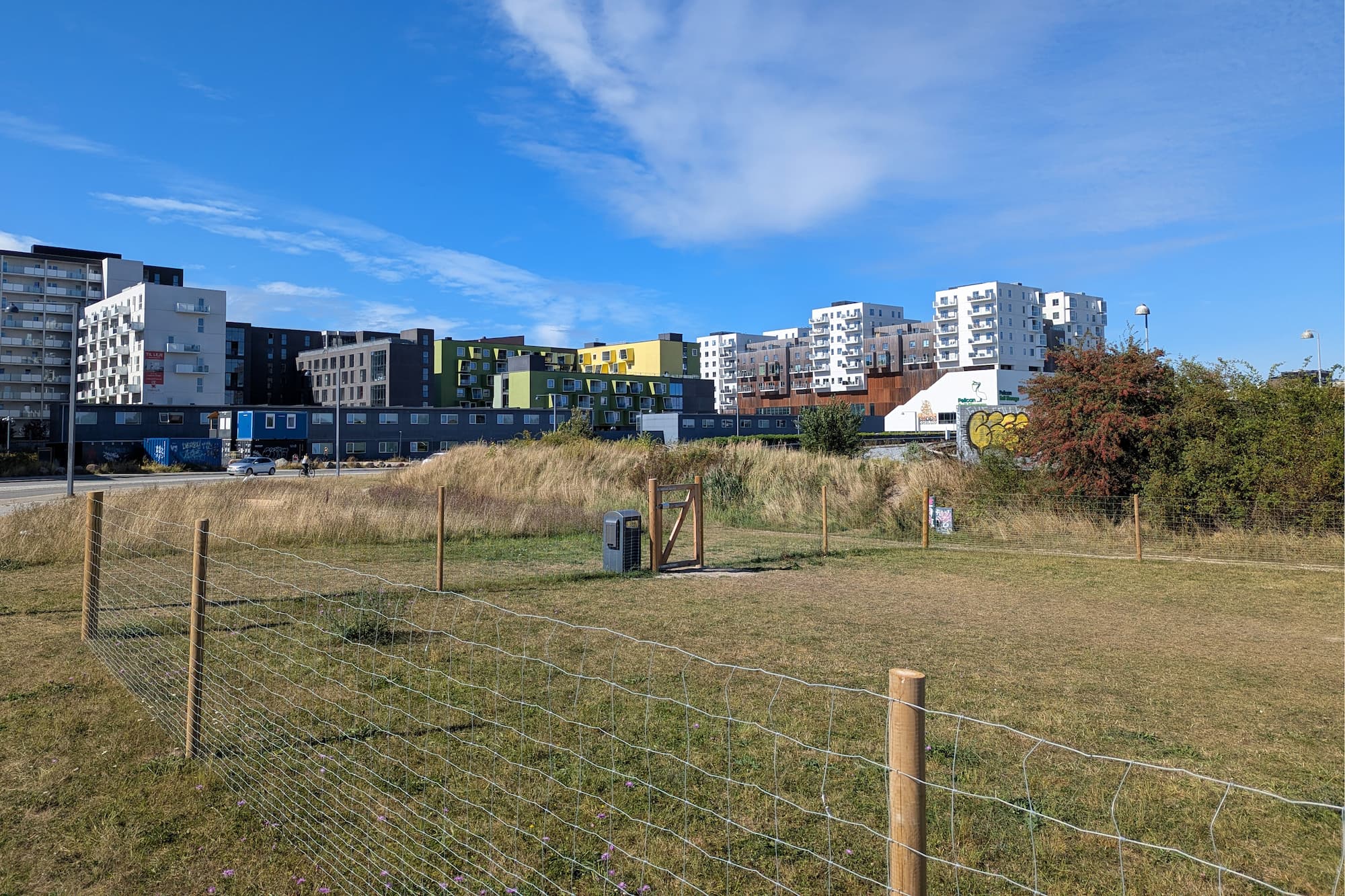 I juni 2025 åbnede Grundejerforeningen Ørestad Syd en hundegård på græsarealet syd for Vestamager St.