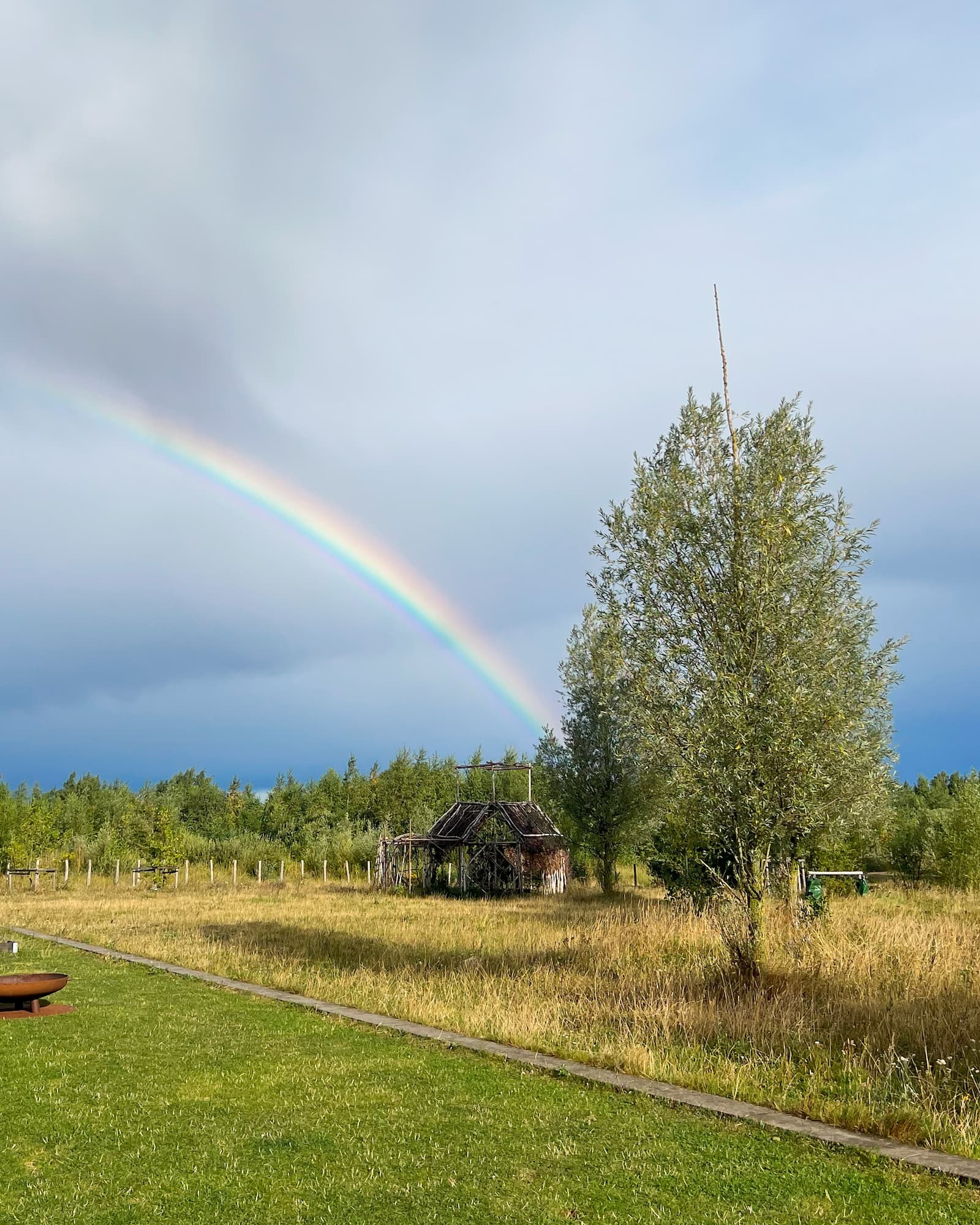 Regnbue over Byfælleden.
