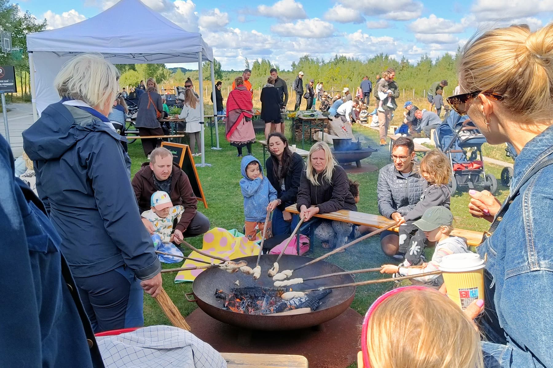 Snobrødsbagning med Kalvebod Spejderne til Naturdag i Arenakvarteret.