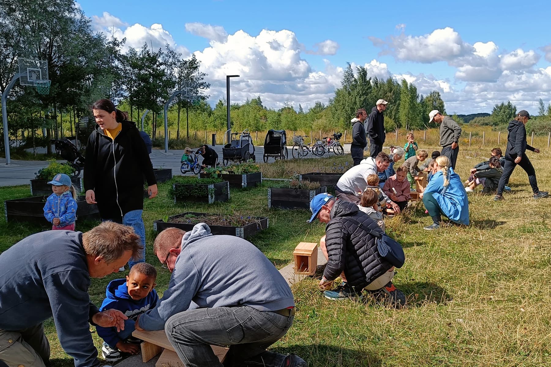 Fuglehusbyggeri med Amager Skovhjælpere til Naturdag i Arenakvarteret.