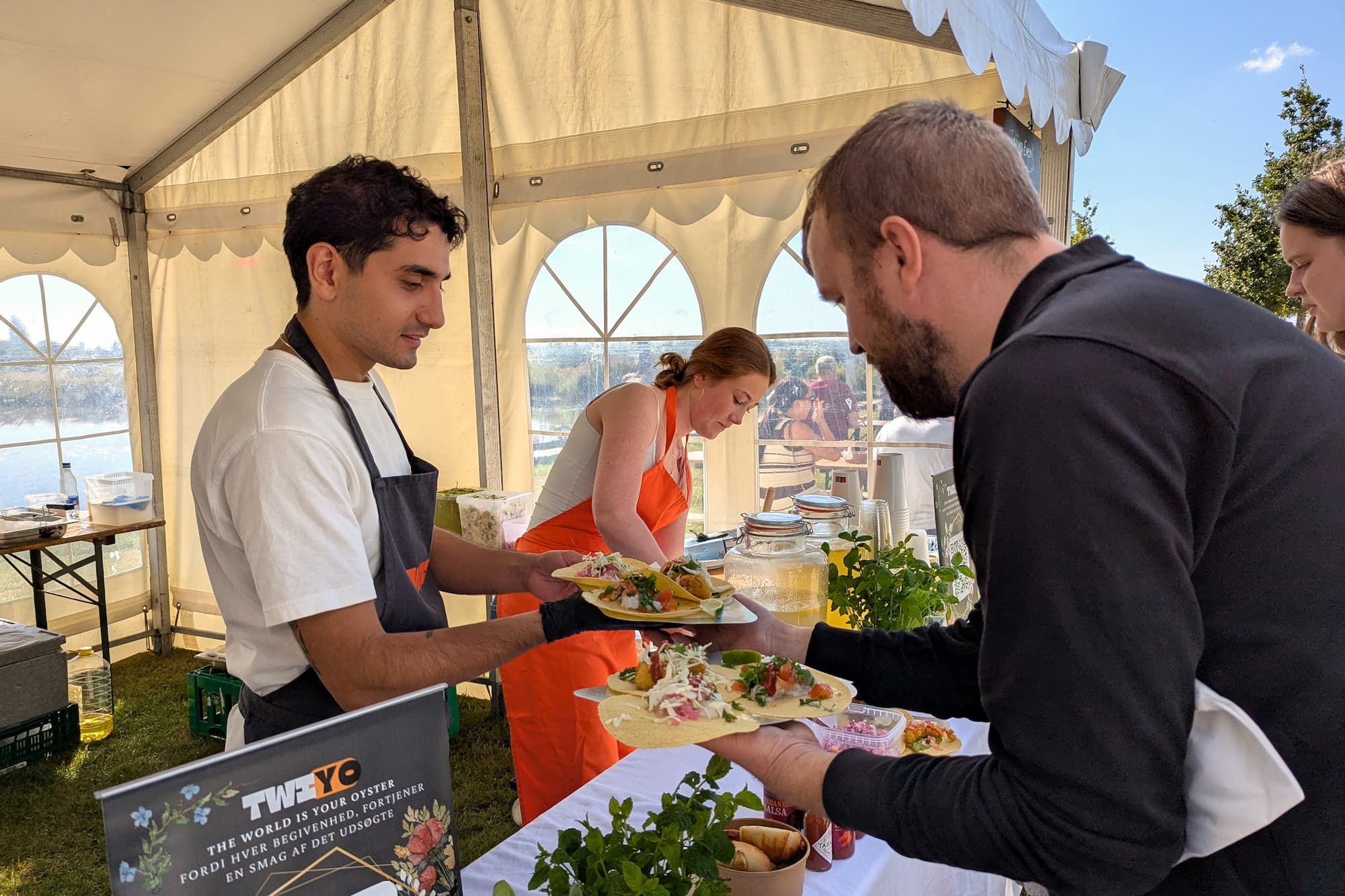 TWIYO lavede lækre fisketacos til de sultne Søfestdeltagere.