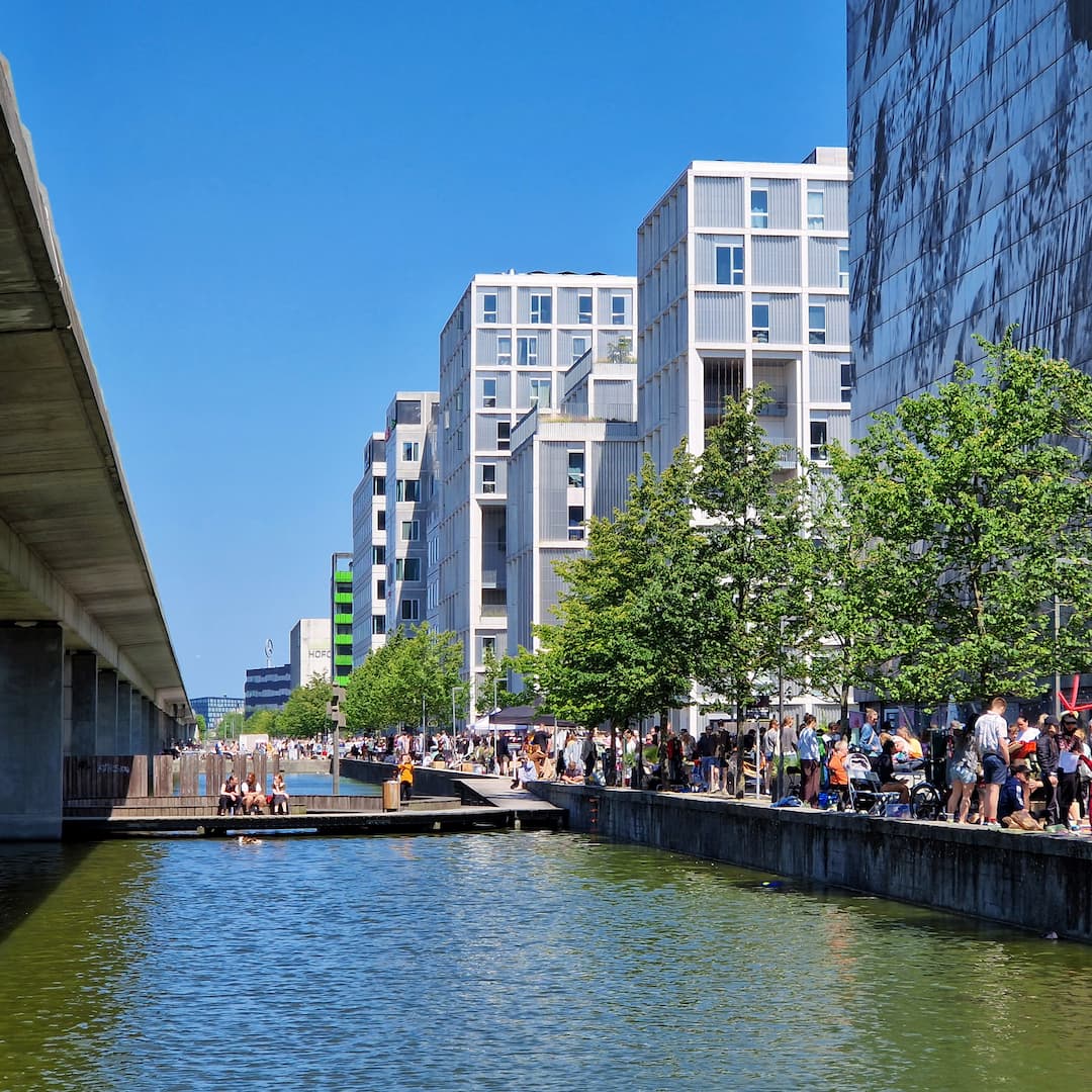 Liv i Sivegaden i Ørestad City.