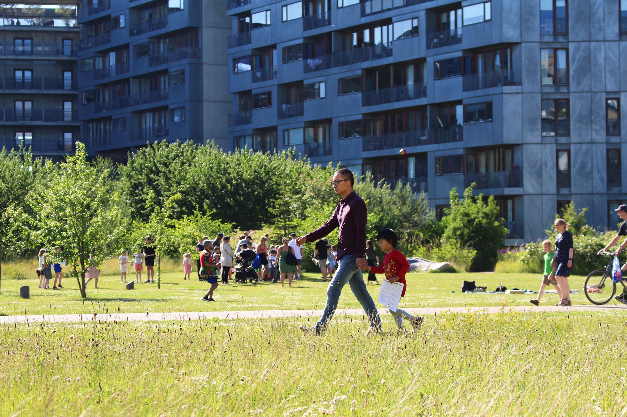 Flere steder i Ørestad slår vi kun græsset ned én gang om året. Det giver bynaturen mulighed for at mangfolddiggøre sig; det vilde græs tiltrækker insekter og sørger for, at nye plantearter har råderum til at sætte rødder.
