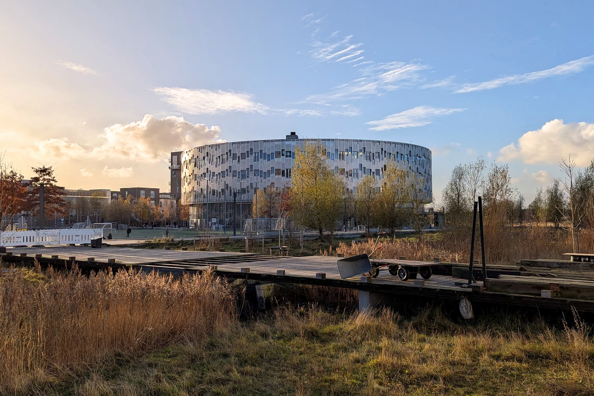 I 2024 blev to træbroer på Byfælleden renoveret. Plankerne kunne ikke genbruges på broen, men er nu skåret til og brugt til at bygge højbede med.