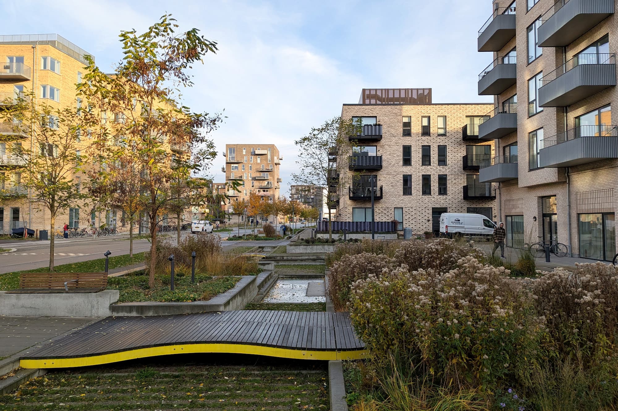 Ca. 10.500 blomsterløg er placeret i bedene på Richard Mortensens Vej mellem Ejler Billes Allé og Asger Jorns Allé.