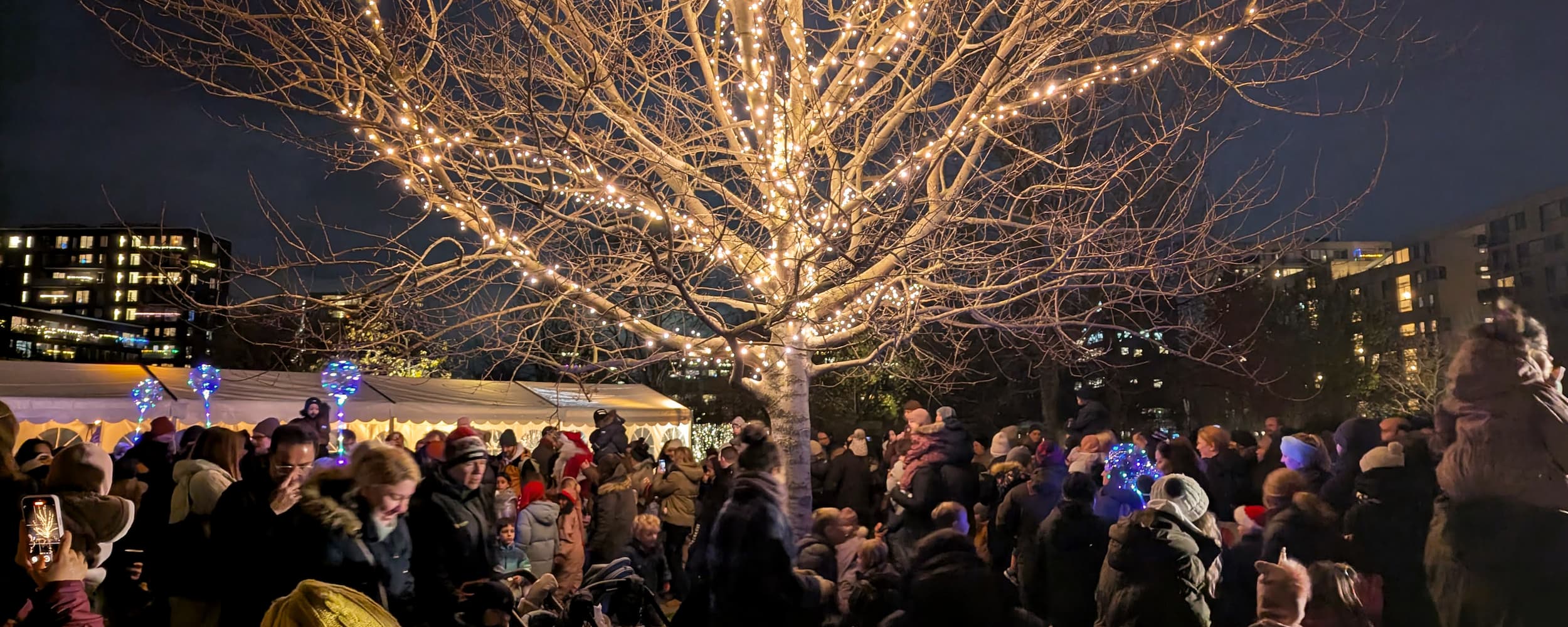 Julemagien har officielt ramt Ørestad! Til Grundejerforeningen Ørestad Citys årlige julehygge og lystænding i  Byparken blev der danset, sunget og spist 600 guddommelige juleboller.