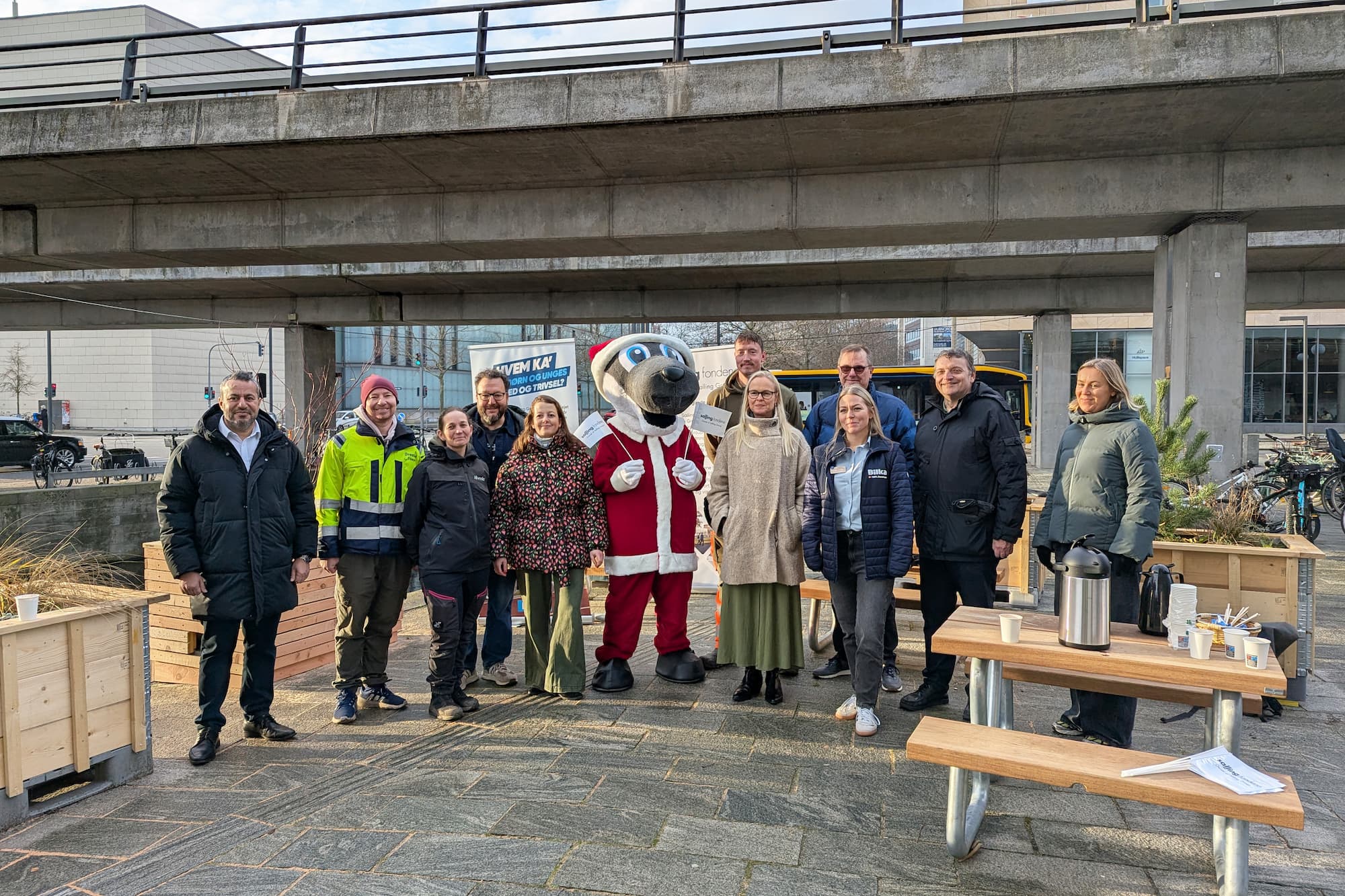 Samarbejdet bag det nye byrum består af Amager Vest Lokaludvalg og Grundejerforeningen Ørestad City, der har slået sig sammen med blandt andre Ørestad Gymnasium, Ørestad Skole og Ørestad Bibliotek – og fået støtte af Salling Fondene til at udføre projektet.