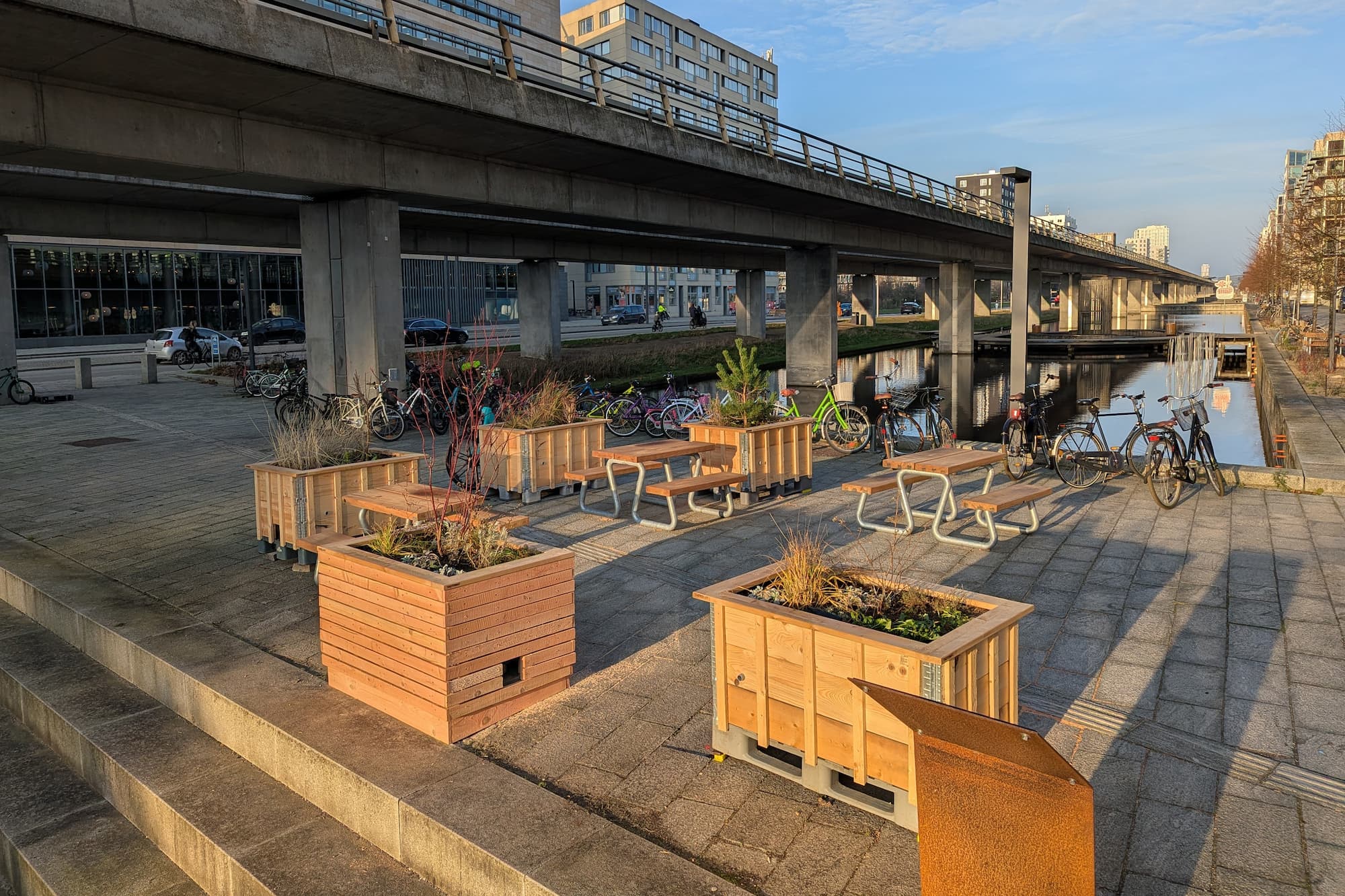 Ud over planteworkshoppen er midlerne fra Salling Fondene blandt andet gået til at finansiere de store plantekummer i træ, siddeklodser og stole ved biblioteket samt robuste bænke, som er fremstillet specifikt til byrummet.