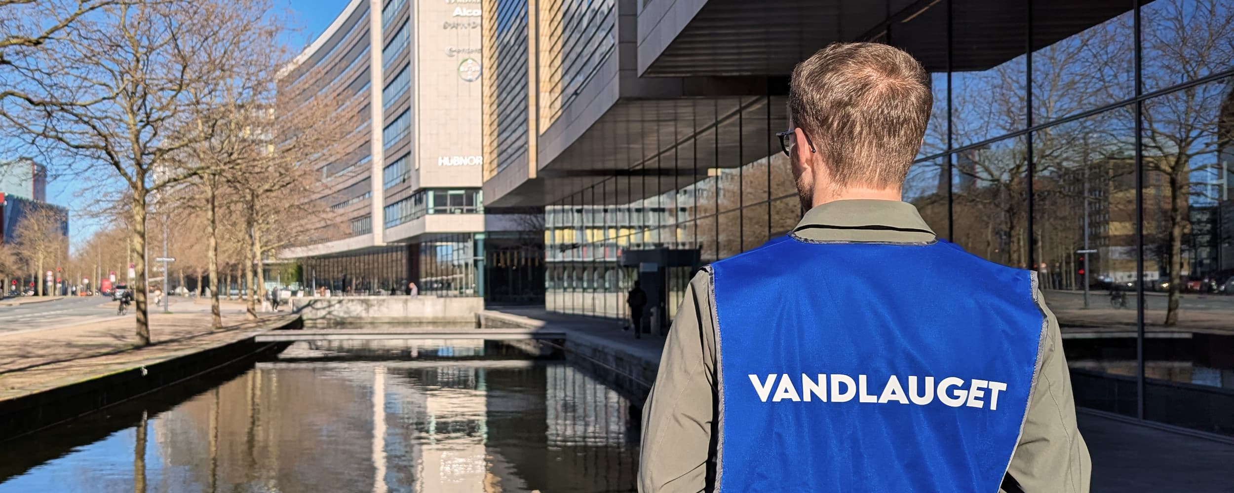 Flere steder i Ørestad skaber ulovligt udsatte karper dårligere sigtbarhed og øget algevækst i vandet. Derfor har Vandlauget udstyret fem udvalgte fiskere med vest og personlig tilladelse til at fiske efter karper.