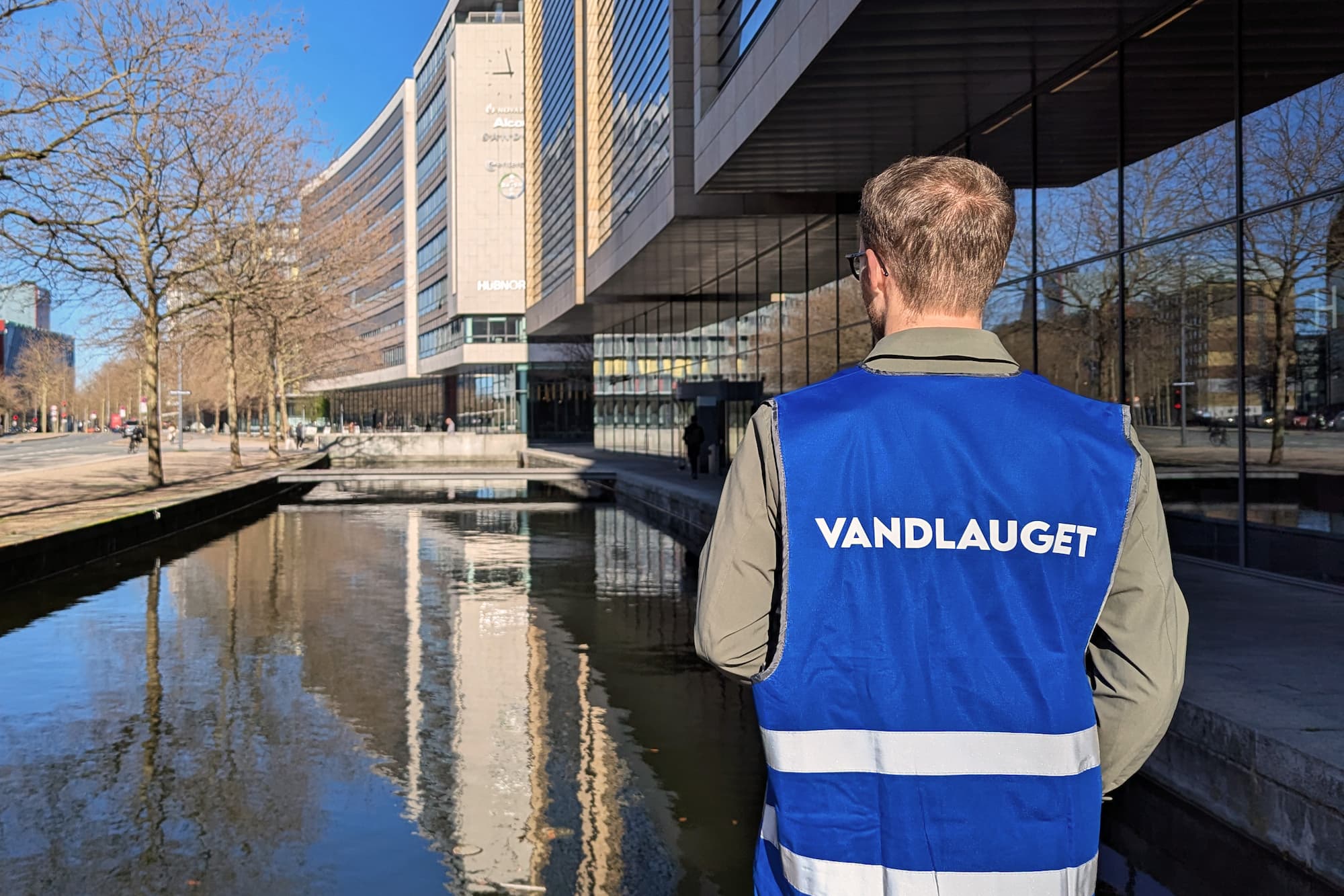 Du kan kende Vandlaugets karpefiskere på den blå vest med Vandlaugets navn på.