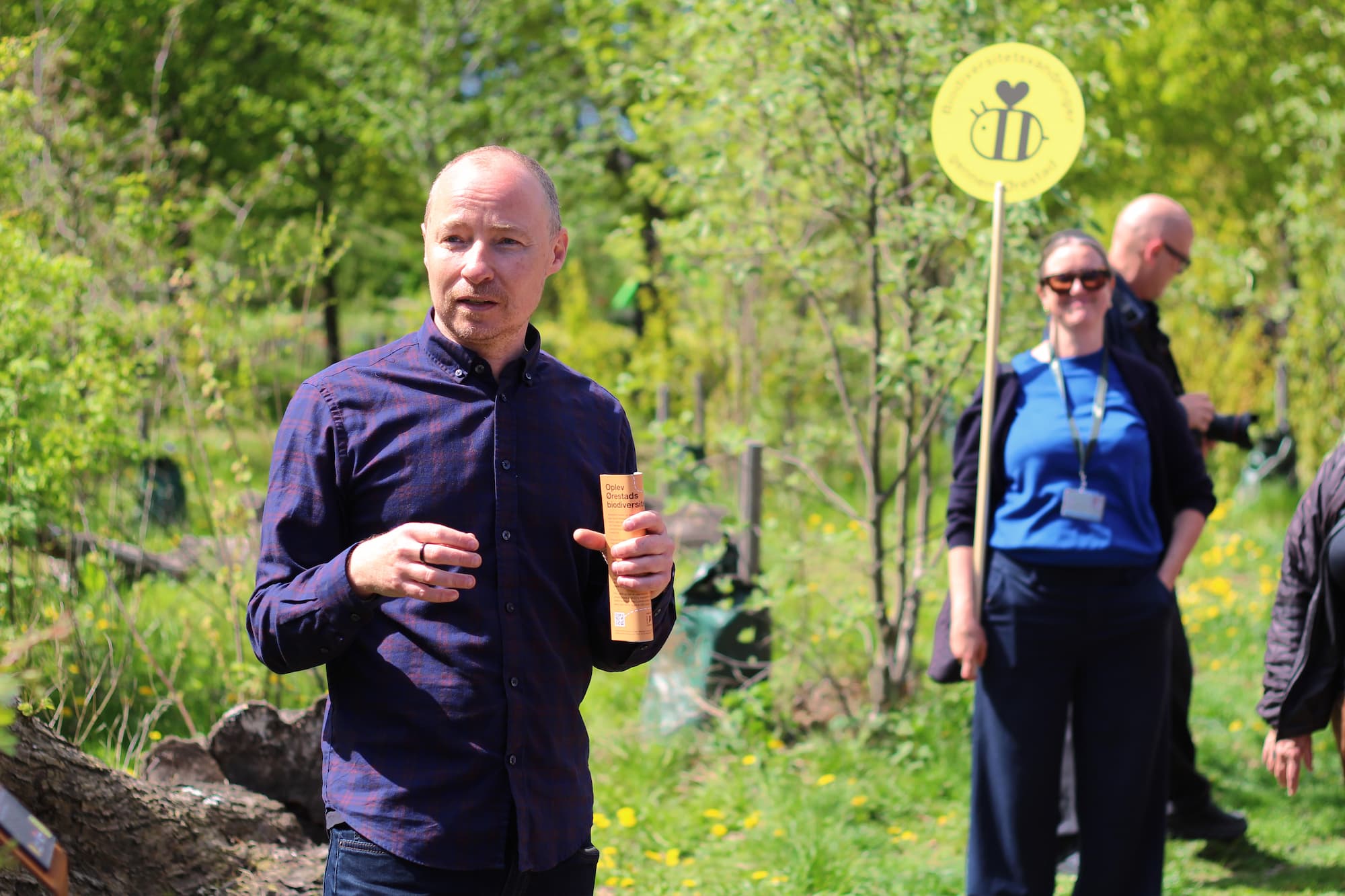 Driftsansvarlig i Grundejerforeningssekretariatet Jakob N. Jensen fortæller om foreningernes arbejde for at fremme en vildere bynatur til lanceringen af 'Biodiversitetsvandringer gennem Ørestad'.