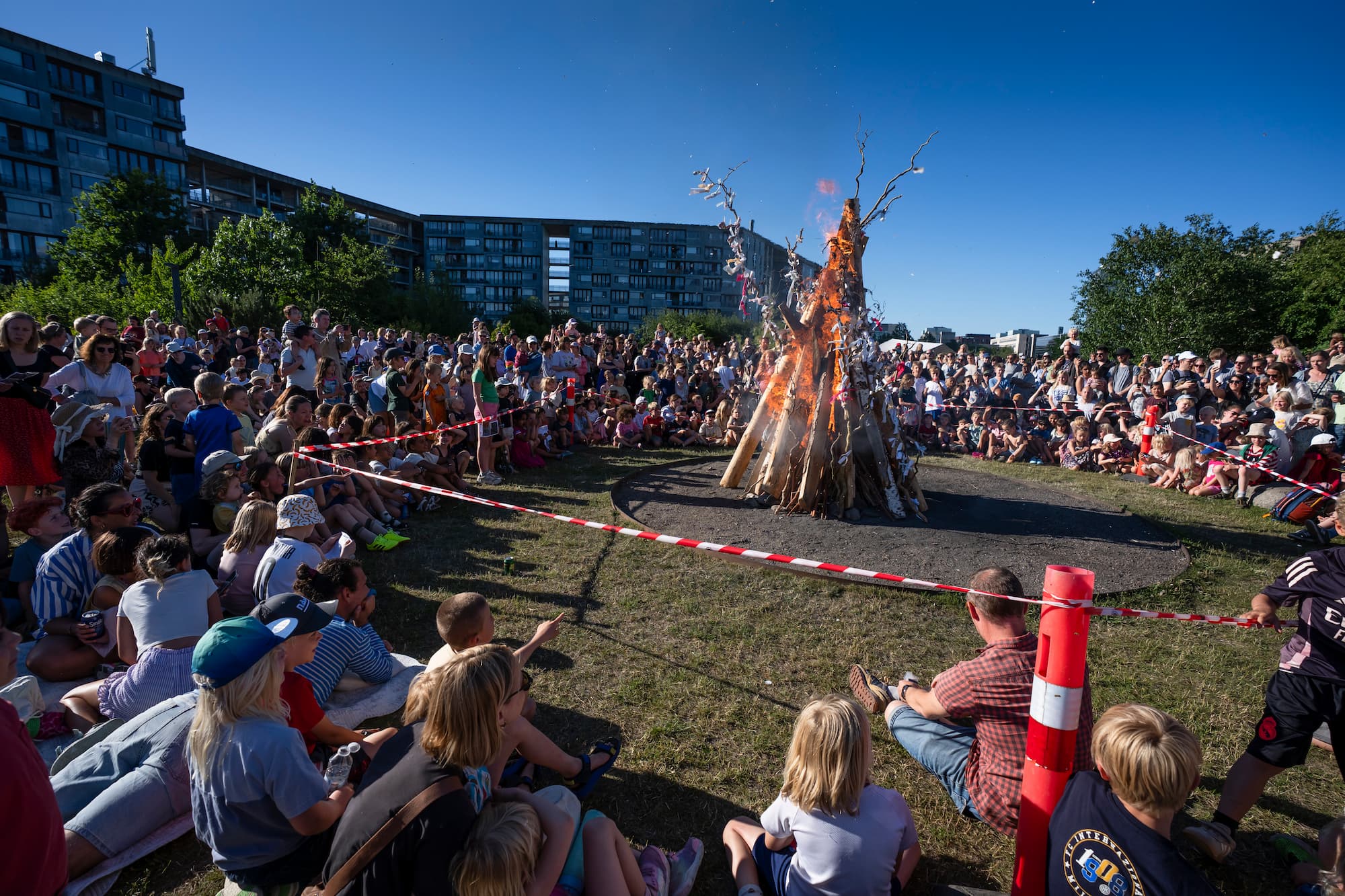 Så kom der gang i bålet.