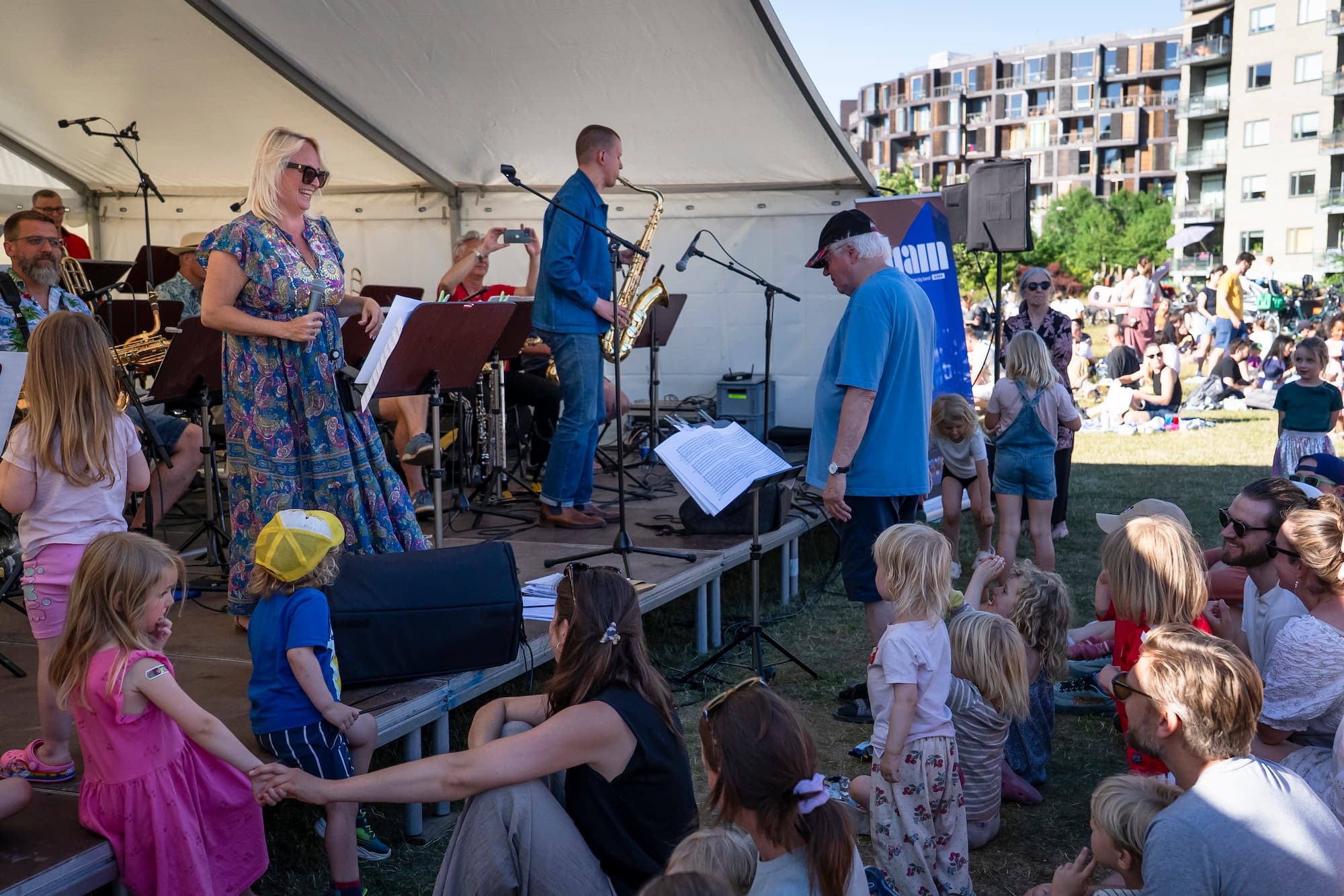 Det 18-mand store orkester DRAM Big Band swingede højsommeren ind, så det var umuligt at sidde stille.