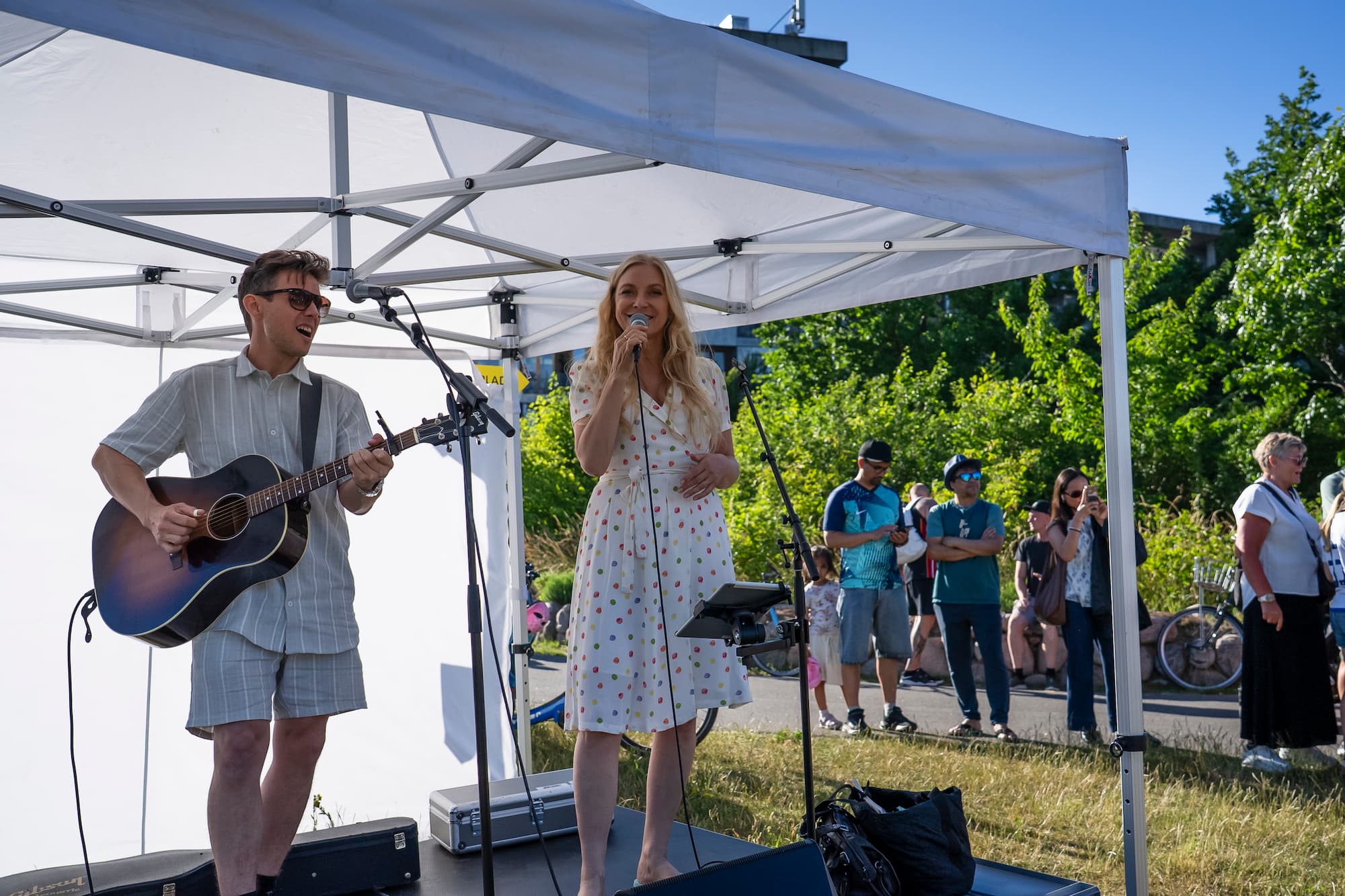 Nanna & Peder gav endnu en koncert ved bålet, hvor de også sang for under Midsommervisen.