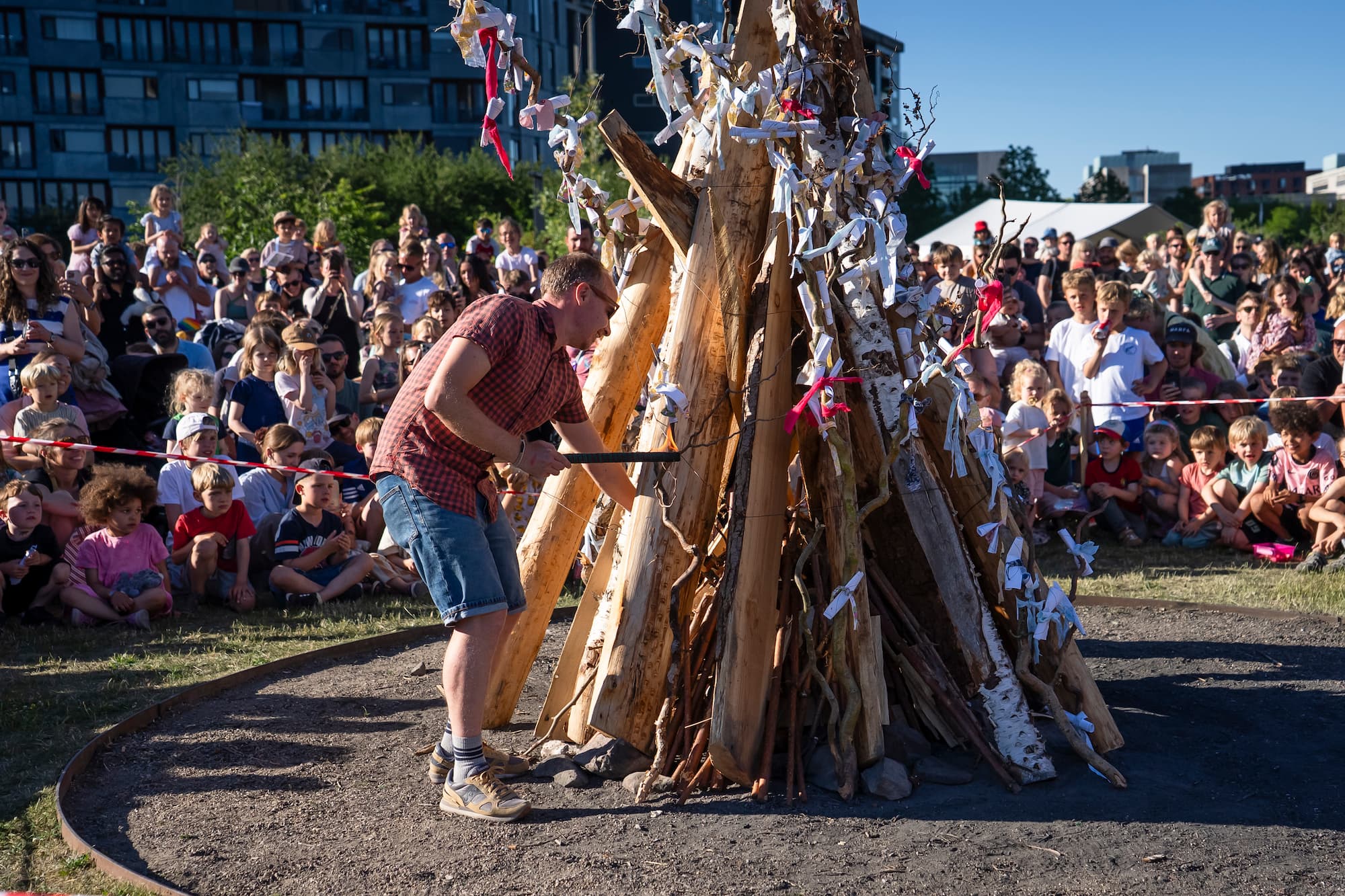 Sankthansbålet havde ingen heks, men i stedet et ønsketræ, som deltagerne have hængt ønsker på i løbet af dagen.