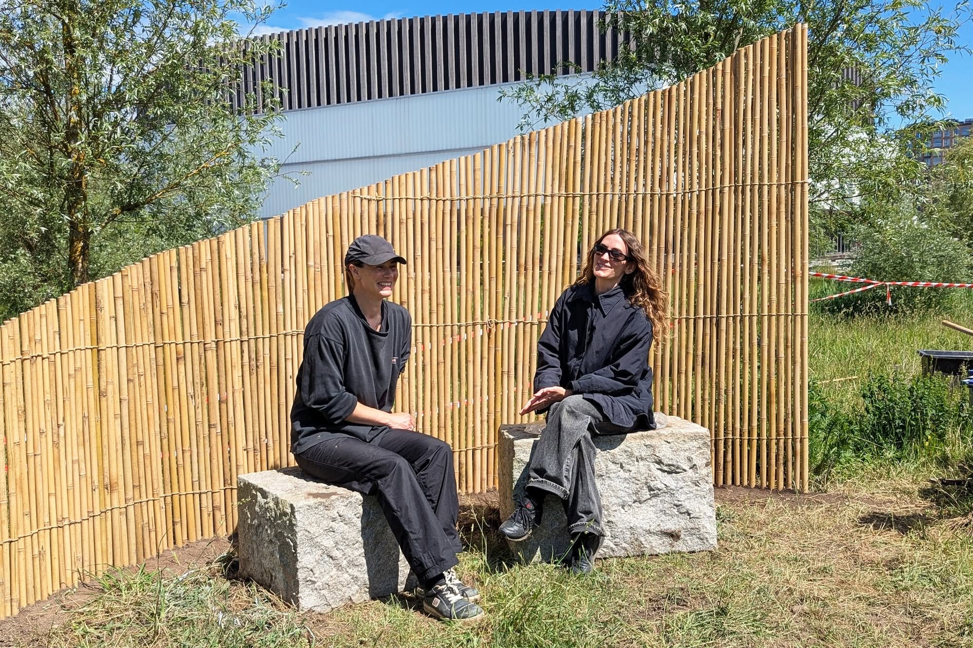 To buede bambushegn skaber læ for vinden i det åbne landskab. På indersiden er store stenklodser arrangeret som siddepladser. Perfekt som picnicspot.