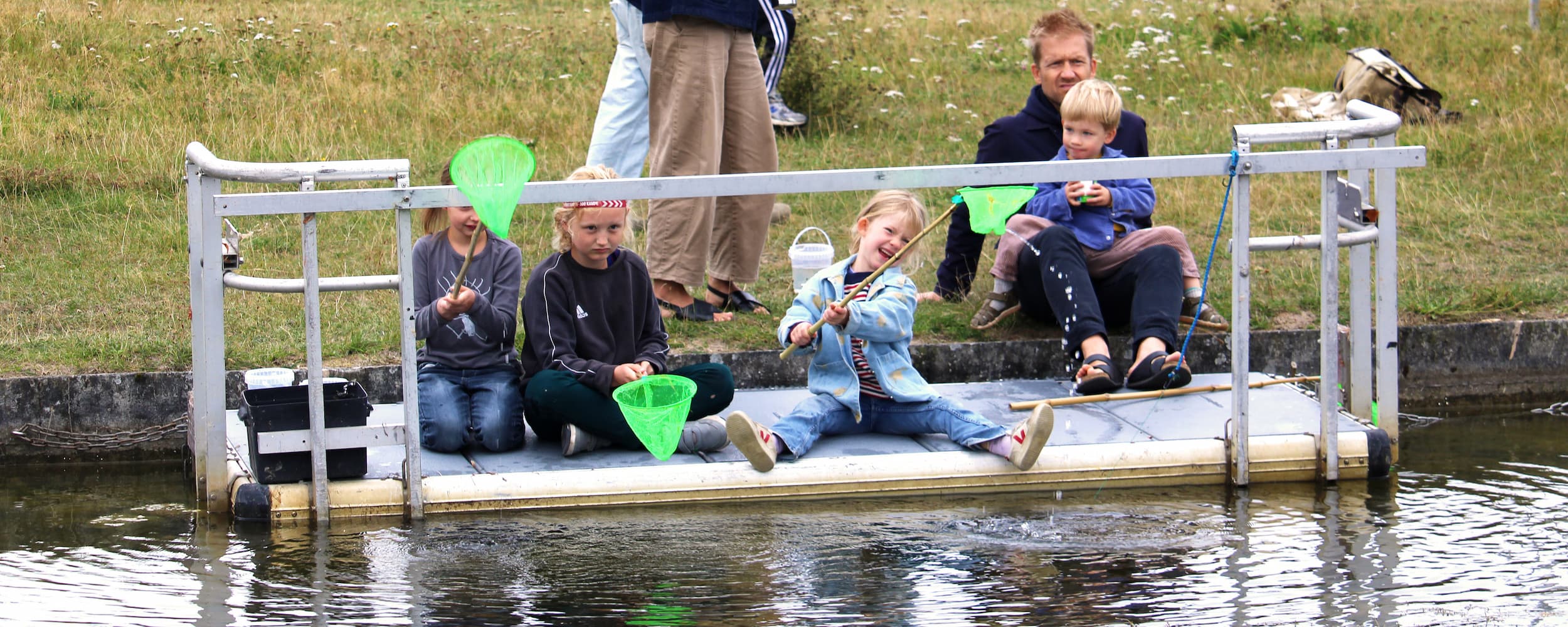 Til Naturdag på Grønningen blev der fisket efter smådyr i kanalen.