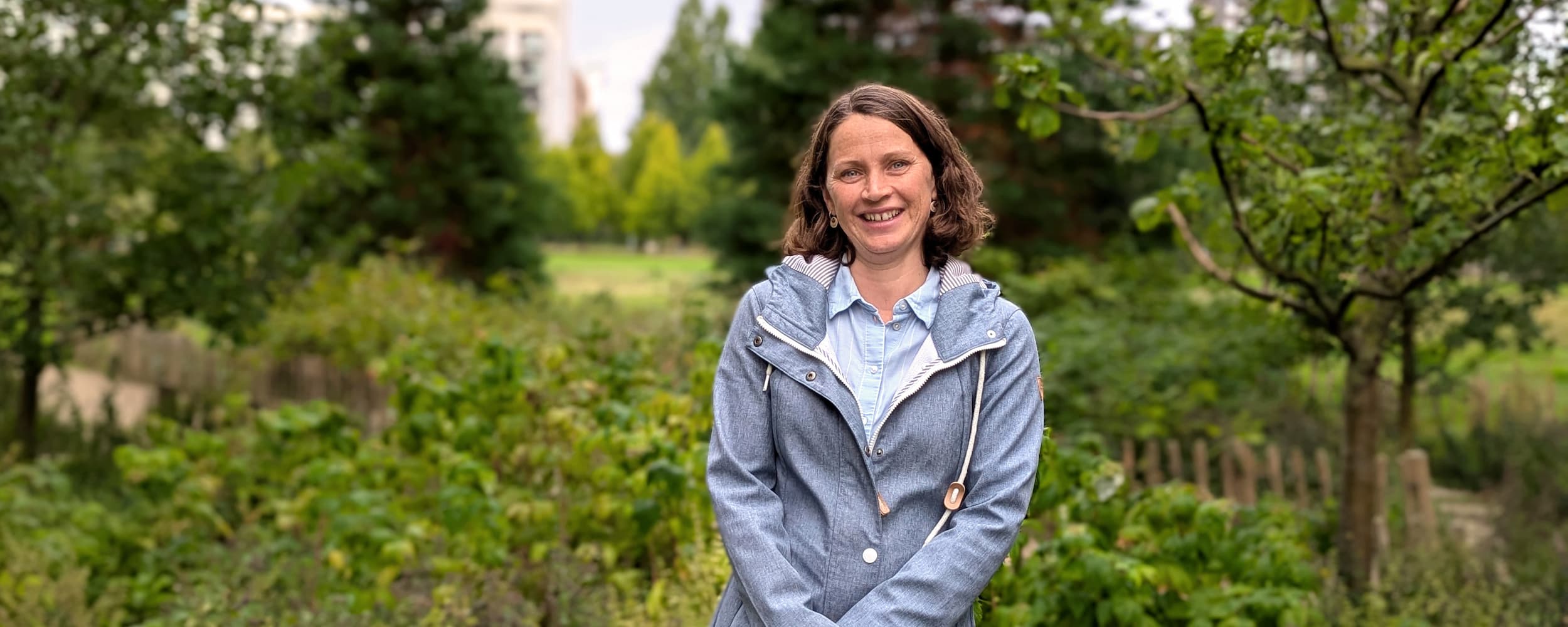Signe Nielsen er ny sekretariatsmedarbejder i Grundejerforeningssekretariatet Ørestad og skal holde snor i de mange opgaver, sekretariatet løser for bestyrelserne. I sin første måned har hun allerede sat sit fingeraftryk på alt lige fra bestyrelsesbetjening og bylivspuljer til dialogmøde med grundejere og det legendariske anderæs.
