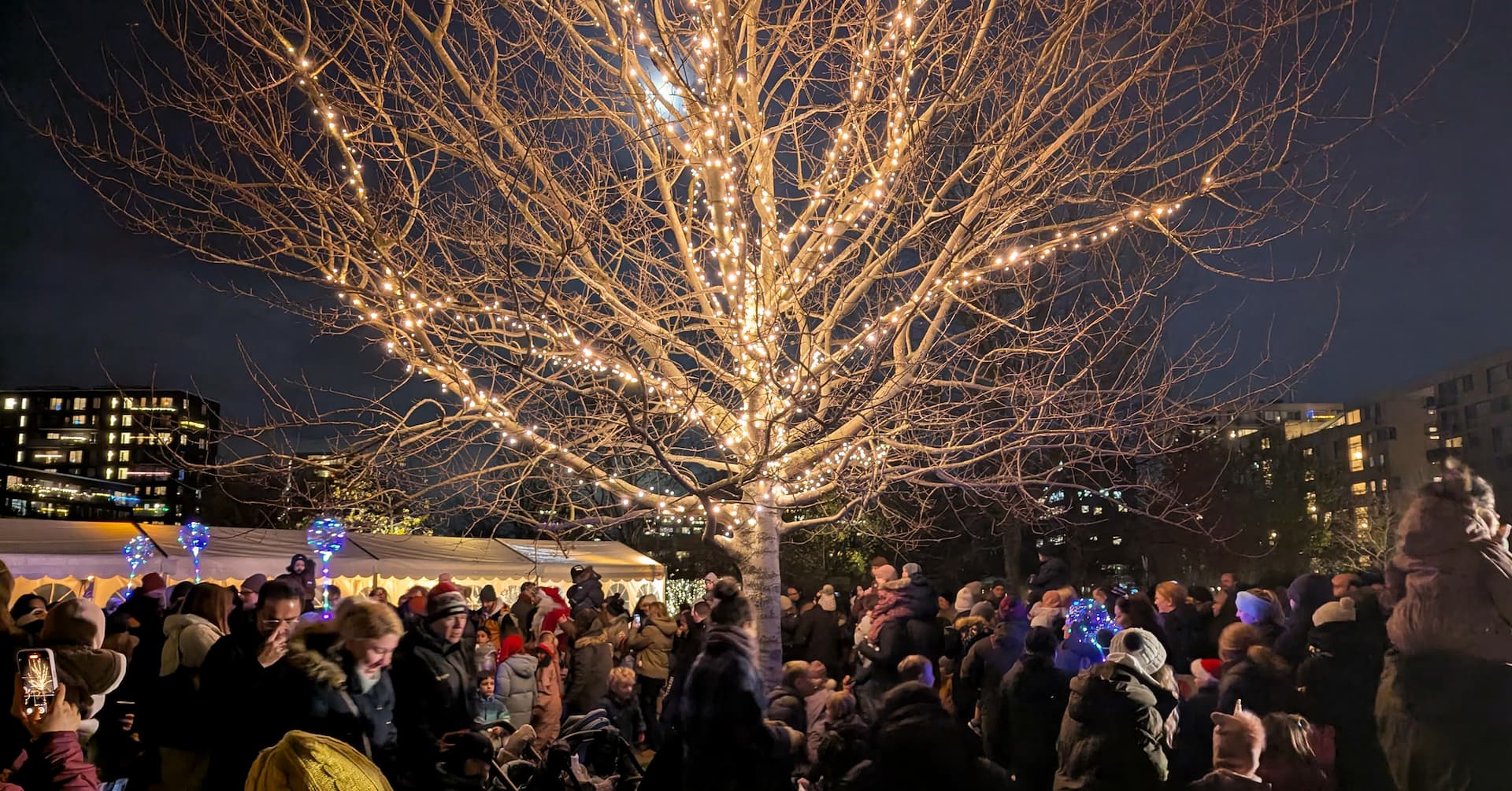 Årets julearrangement i Byparken byder traditionen tro på lystænding og lækre julesnacks, og så får vi Julemandens legenisser på besøg.